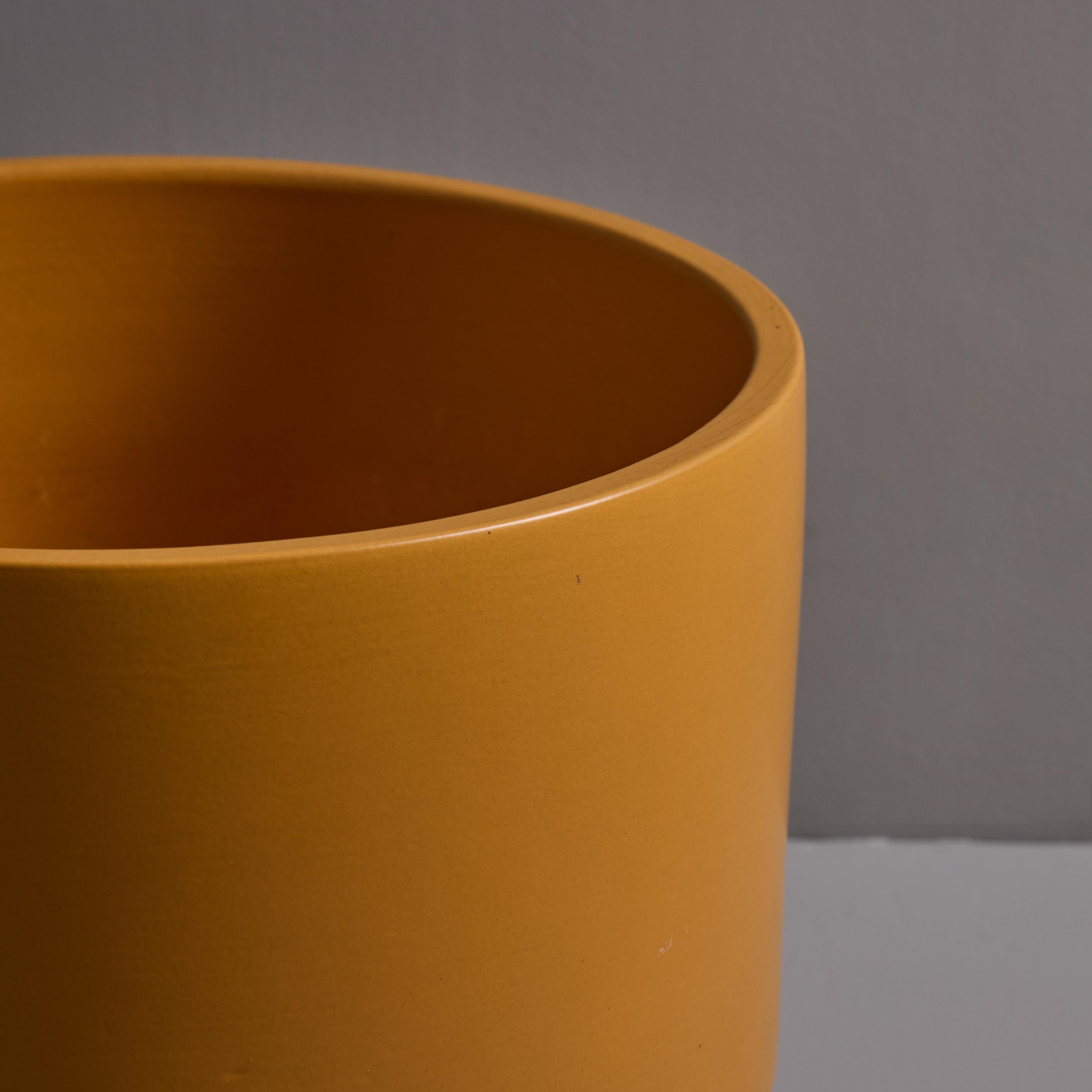 Fin du 20e siècle Grande jardinière en céramique émaillée jaune moutarde Gainey des années 1970 en vente