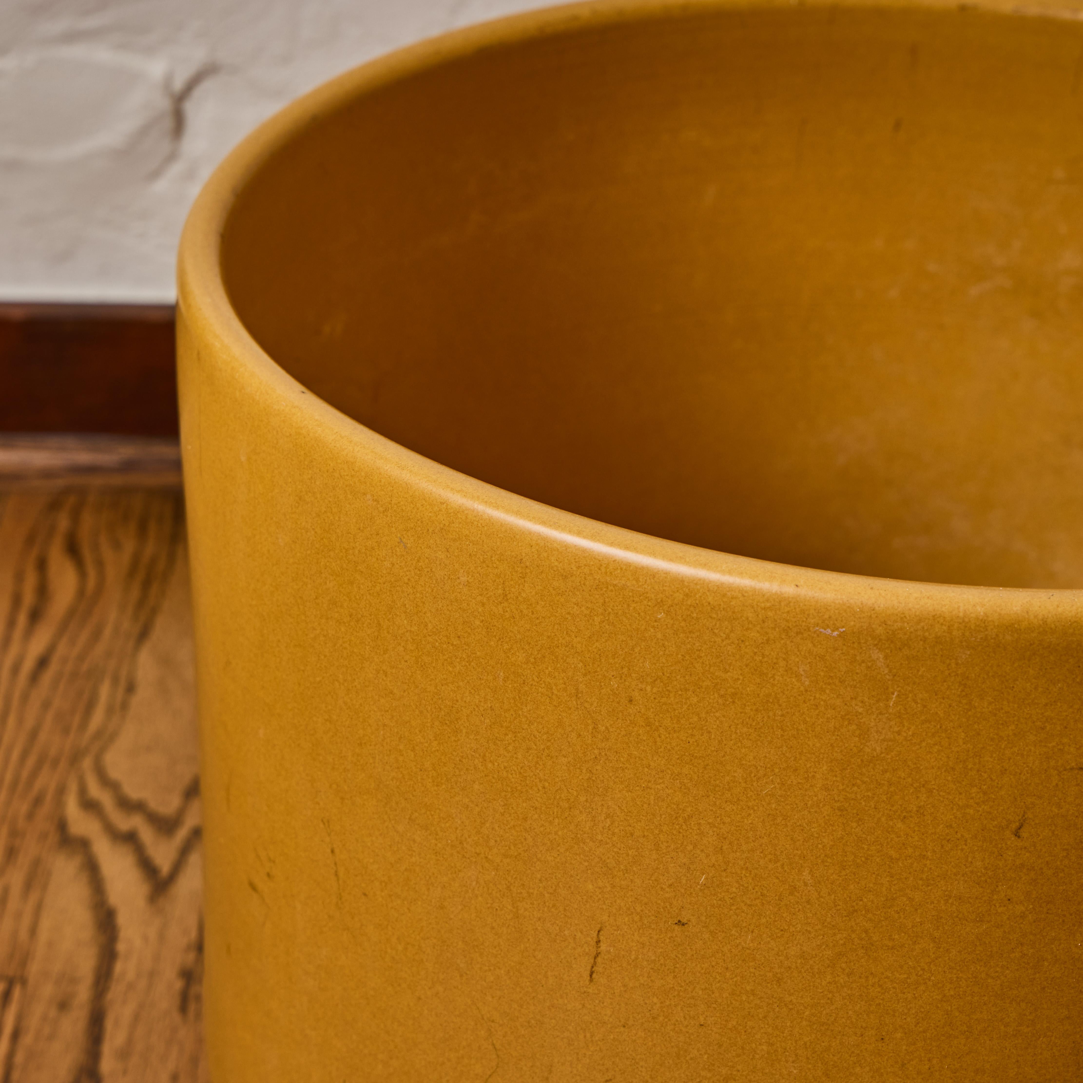 Fine XX secolo Grande fioriera in ceramica smaltata giallo senape Gainey degli anni '70 in vendita