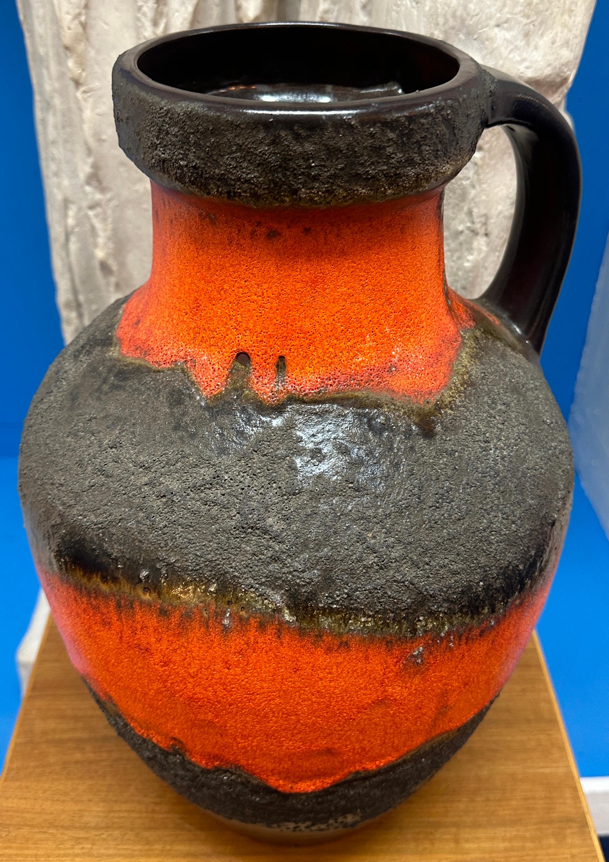 Mid-Century moderno Grande vaso tedesco Carstens Toennishof degli anni '70, marrone e arancione, non smaltato, a forma di brocca in lava grassa in vendita
