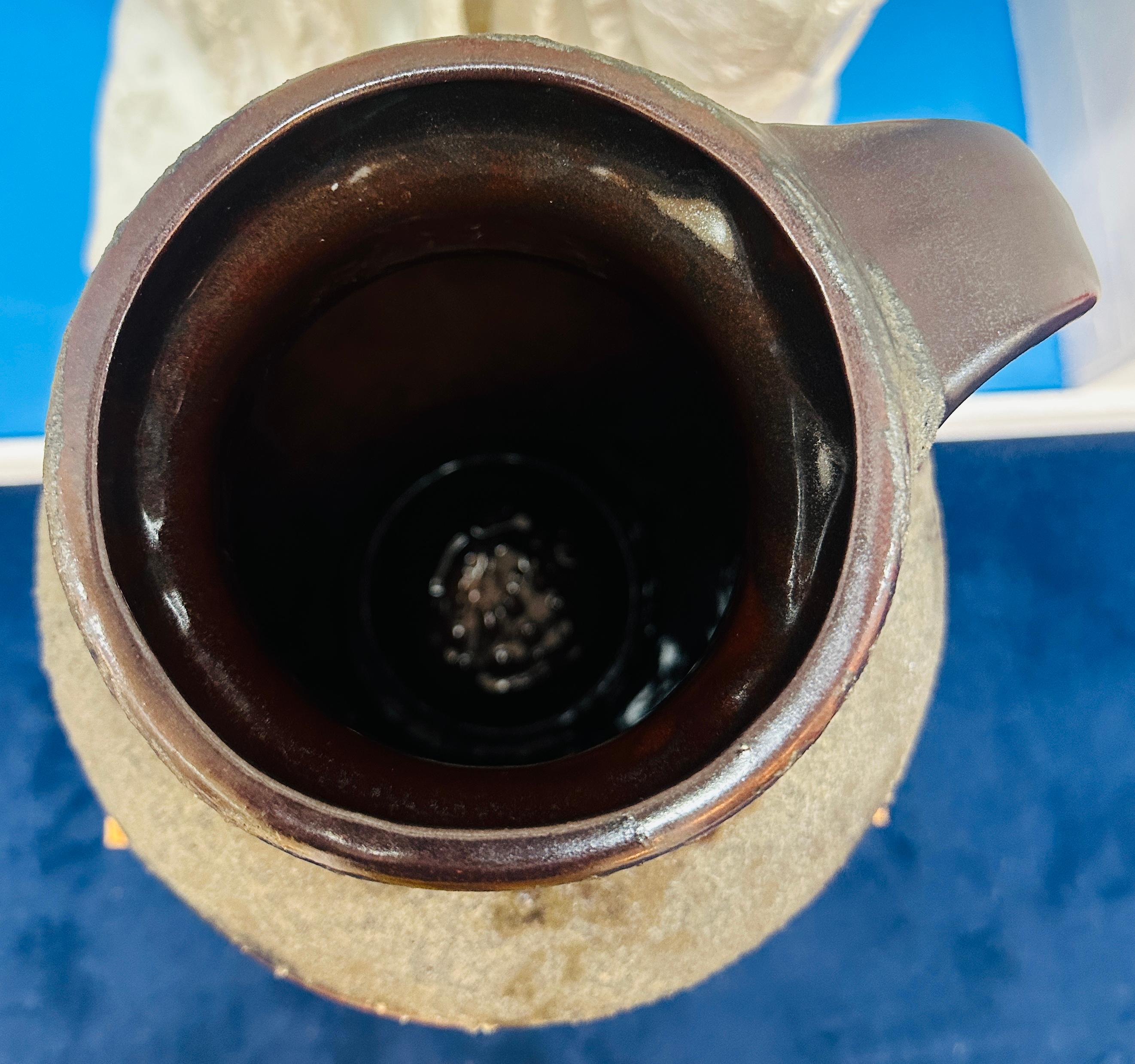 Tedesco Grande vaso tedesco Carstens Toennishof degli anni '70, marrone e arancione, non smaltato, a forma di brocca in lava grassa in vendita