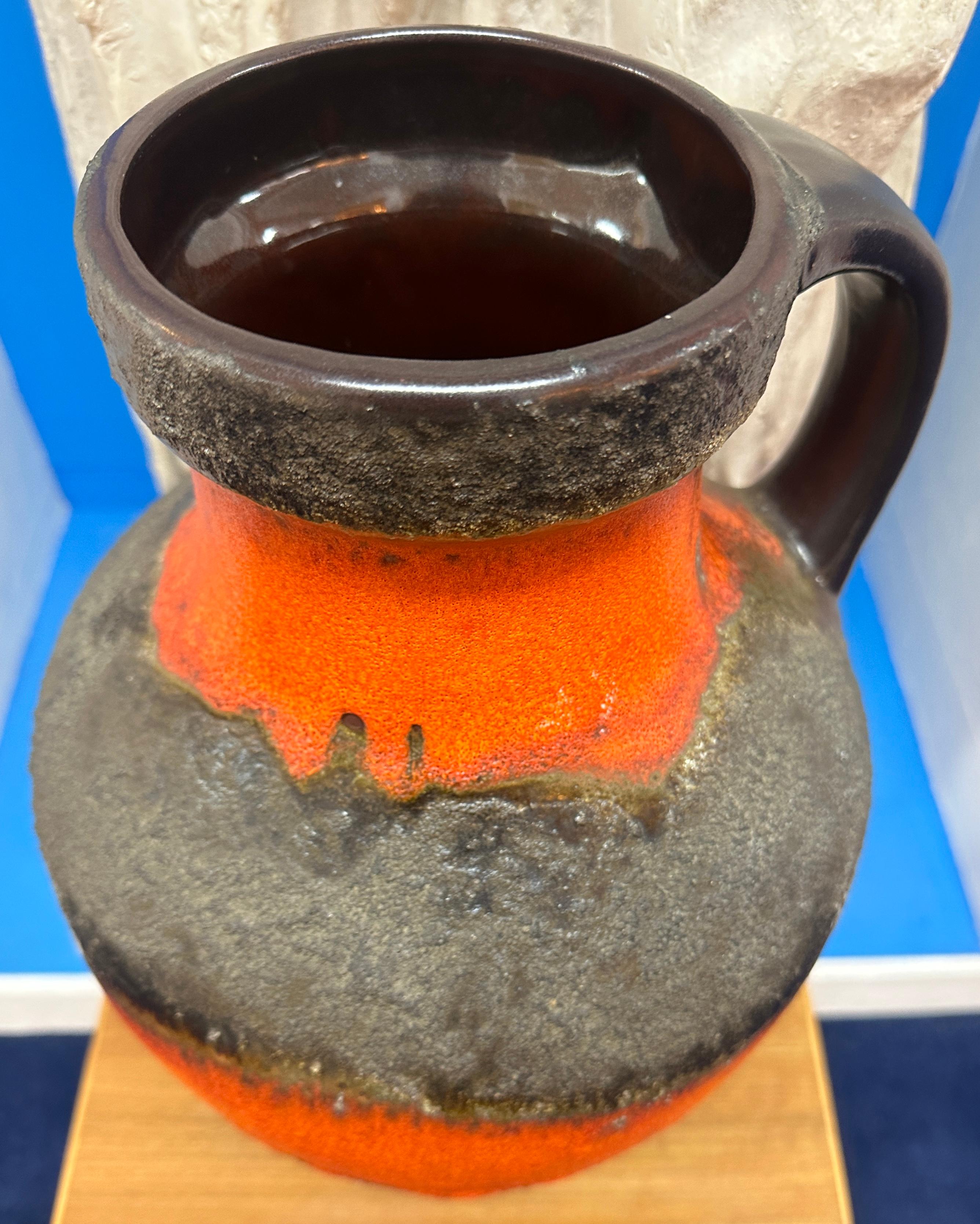 Smaltato Grande vaso tedesco Carstens Toennishof degli anni '70, marrone e arancione, non smaltato, a forma di brocca in lava grassa in vendita