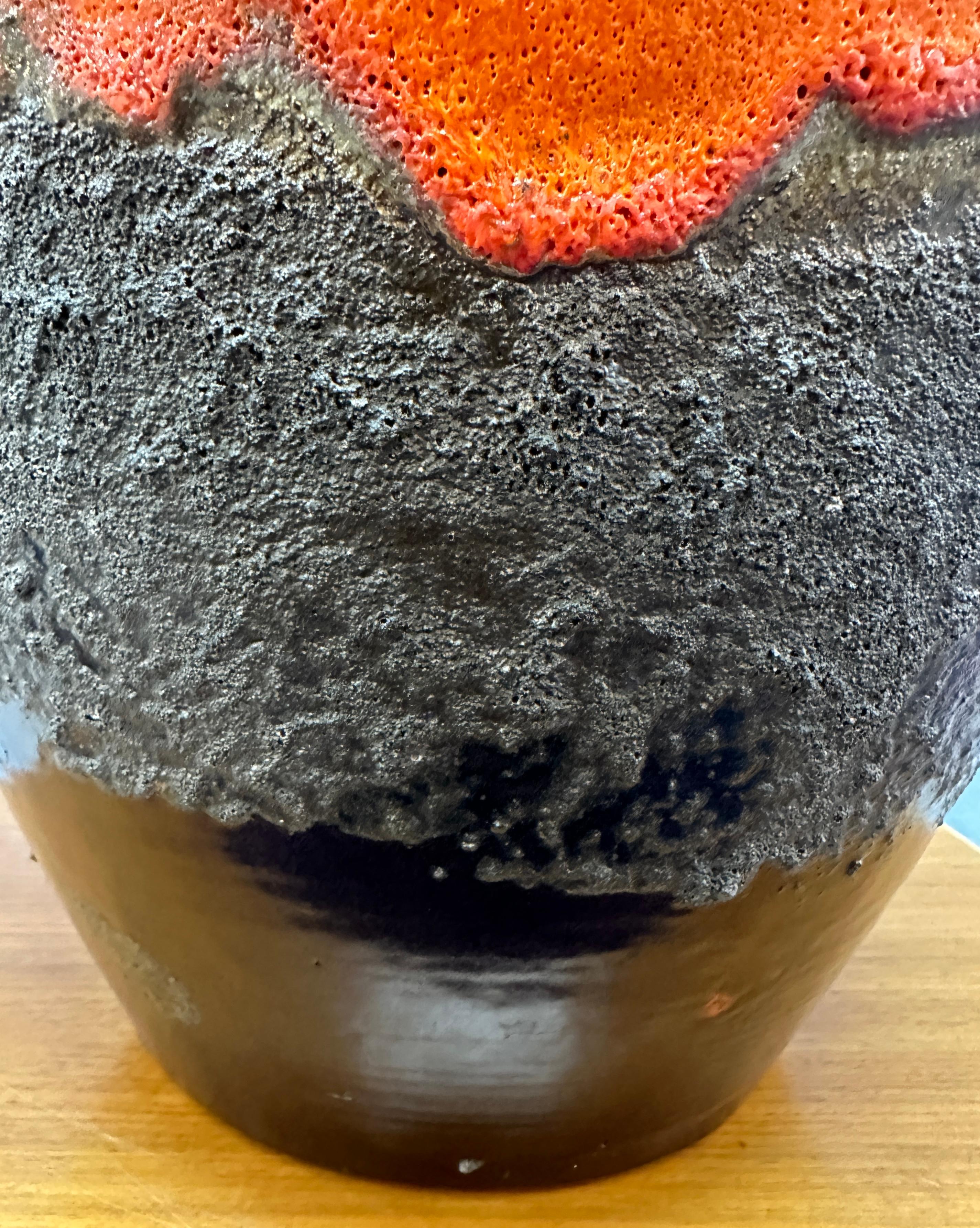 Grande vaso tedesco Carstens Toennishof degli anni '70, marrone e arancione, non smaltato, a forma di brocca in lava grassa In condizioni buone in vendita a London, England