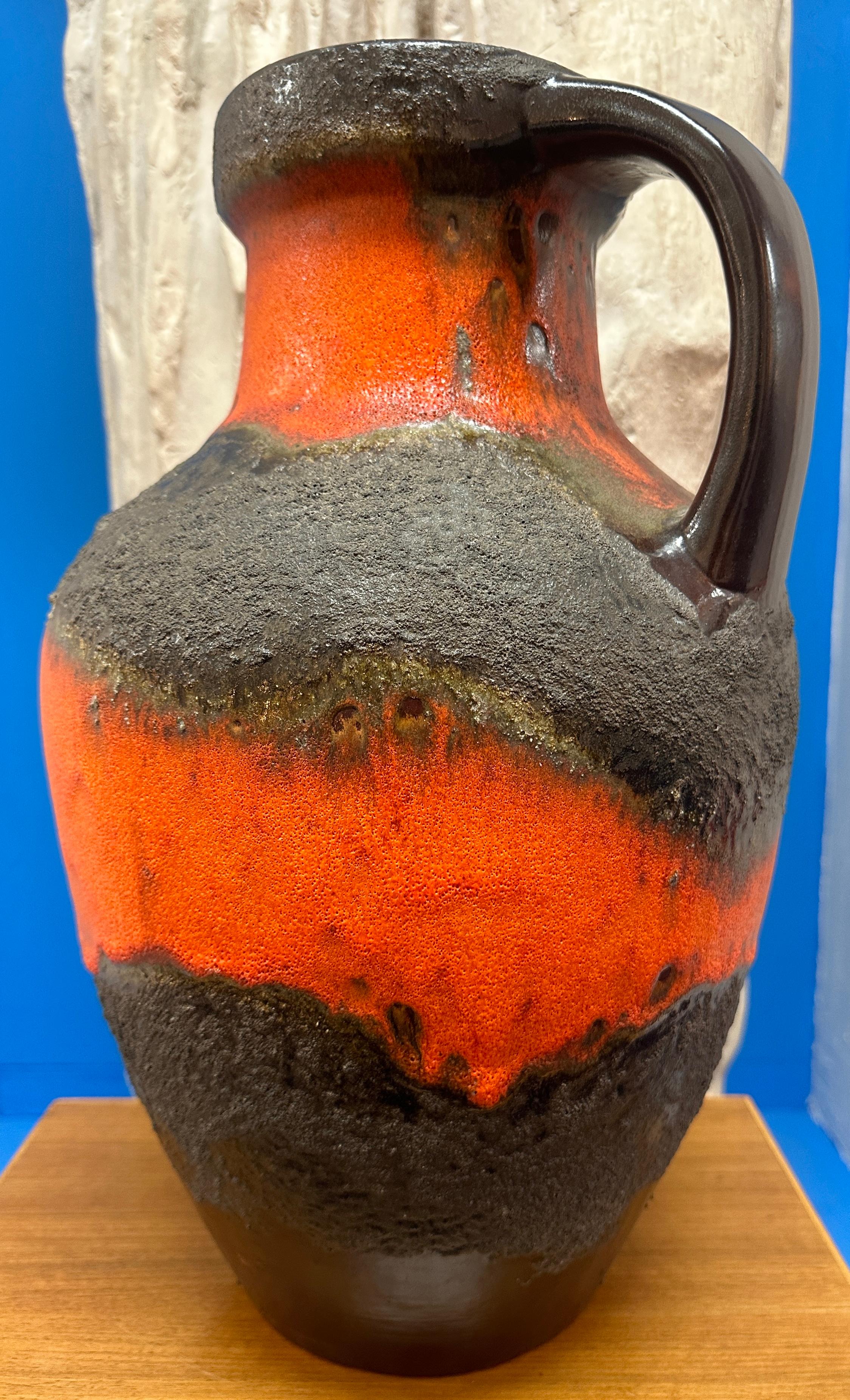 XX secolo Grande vaso tedesco Carstens Toennishof degli anni '70, marrone e arancione, non smaltato, a forma di brocca in lava grassa in vendita