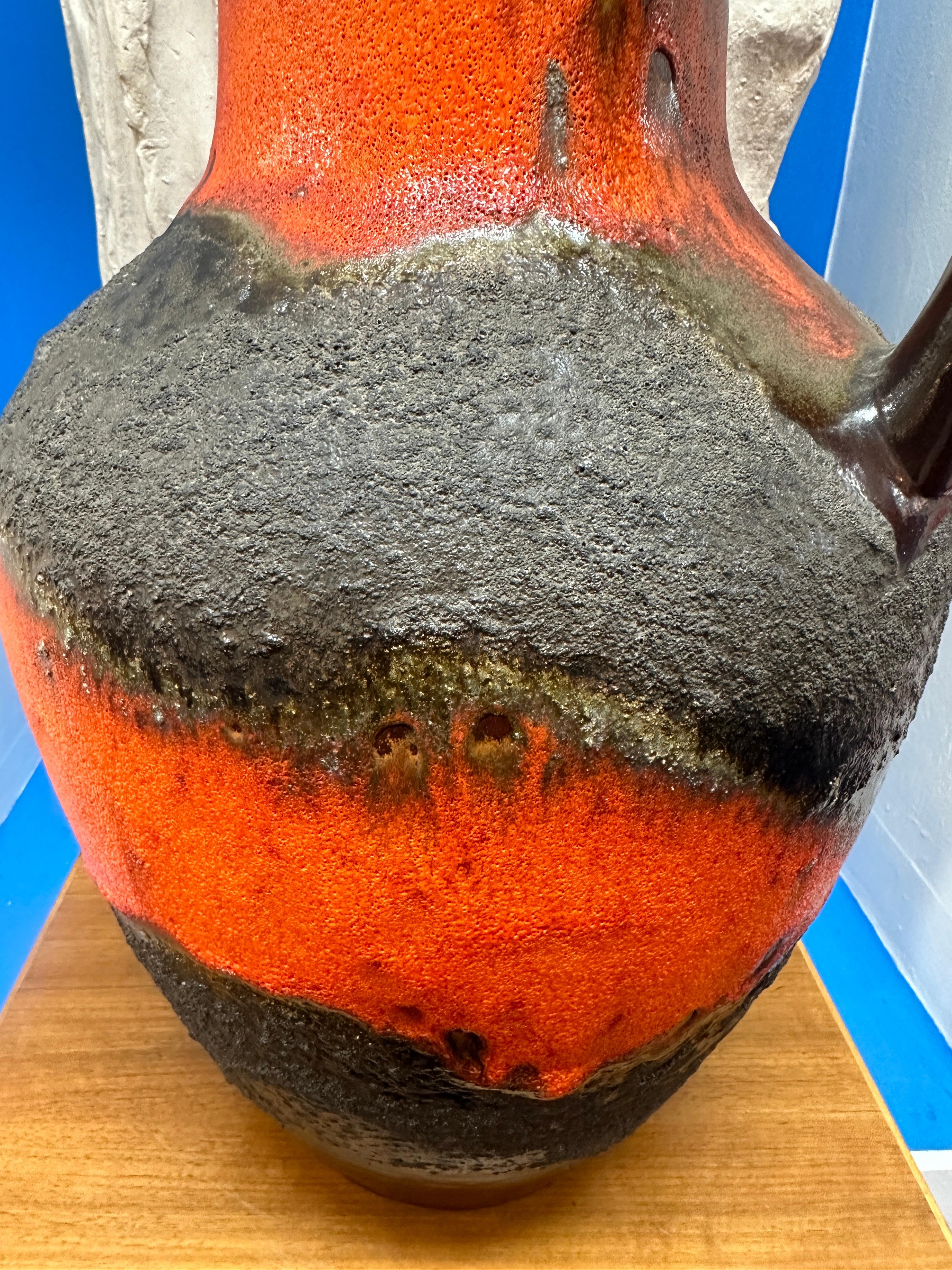 Ceramica Grande vaso tedesco Carstens Toennishof degli anni '70, marrone e arancione, non smaltato, a forma di brocca in lava grassa in vendita