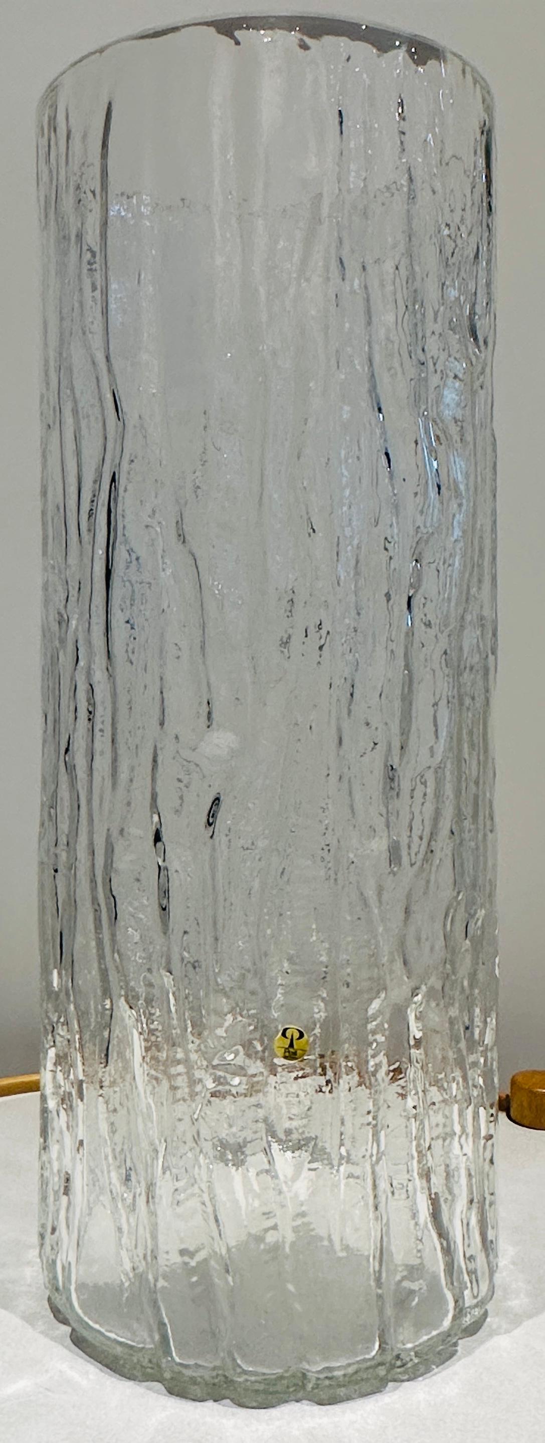 Un bellissimo e funzionale vaso cilindrico in vetro trasparente pesante degli anni '70 di Peill & Putzler, molto in linea con l'estetica del Mid Century Modern.  L'etichetta circolare del produttore è presente.

Il vetro Op Art 