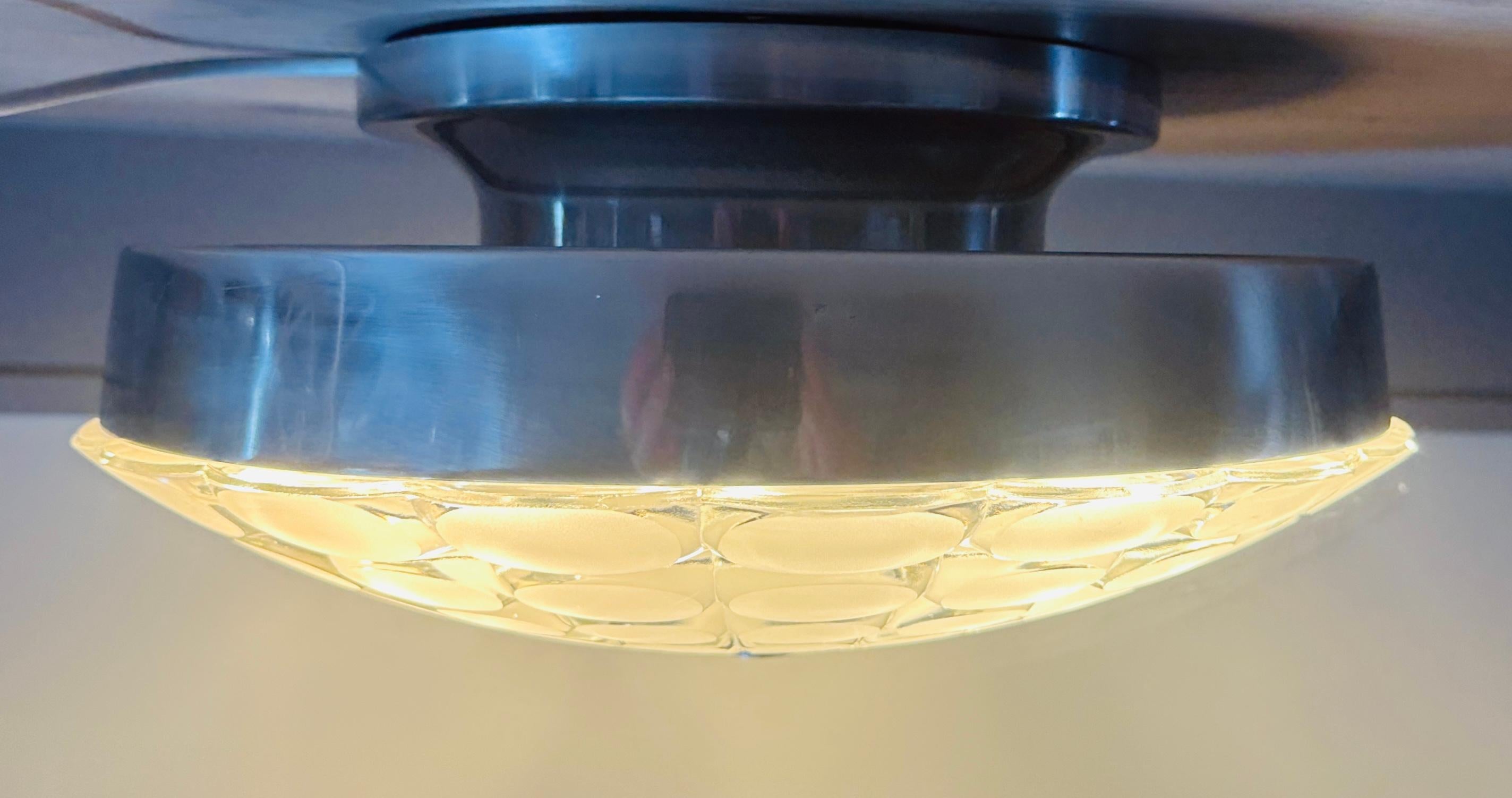20ième siècle Large 1970s German Peill & Putzler Flush Mount Glass & Aluminium Ceiling Light en vente