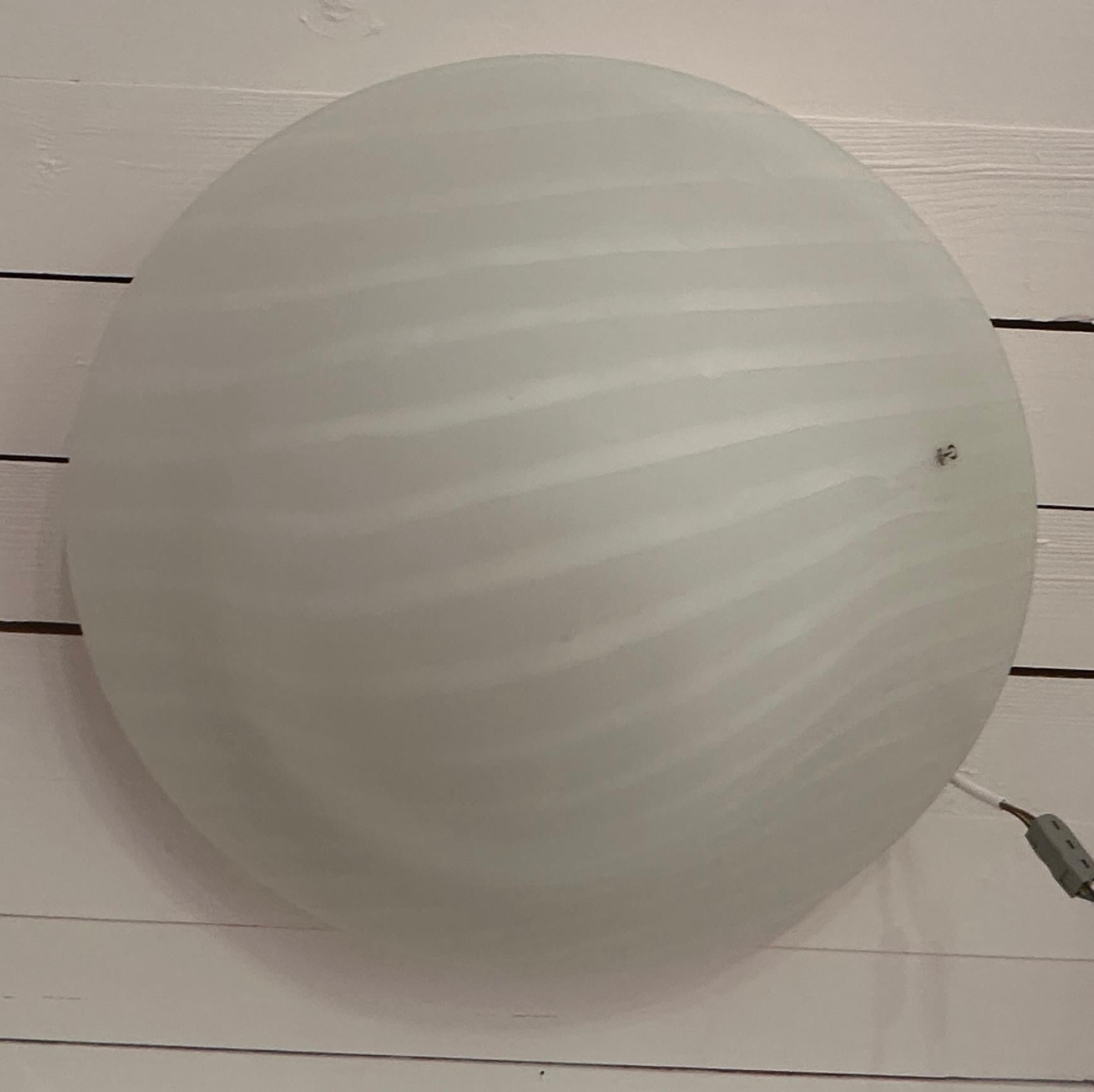 Grande applique encastrée allemande Peill & Putzler des années 1970 en verre rayé opale en vente 3
