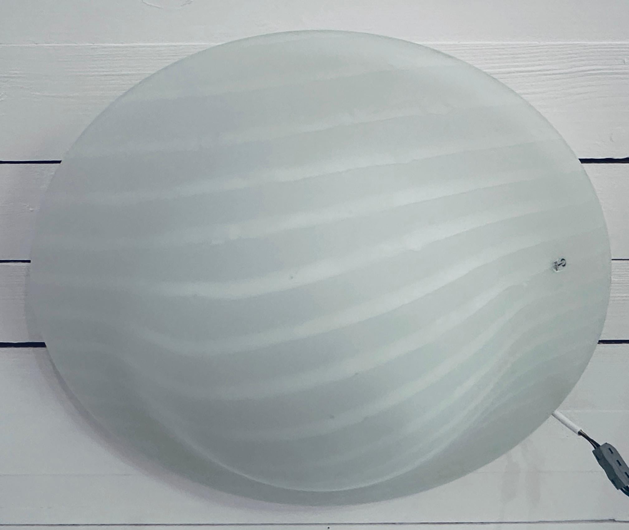 Grande applique encastrée allemande Peill & Putzler des années 1970 en verre rayé opale en vente 4