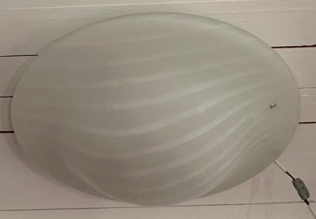 Grande applique encastrée allemande Peill & Putzler des années 1970 en verre rayé opale en vente 6