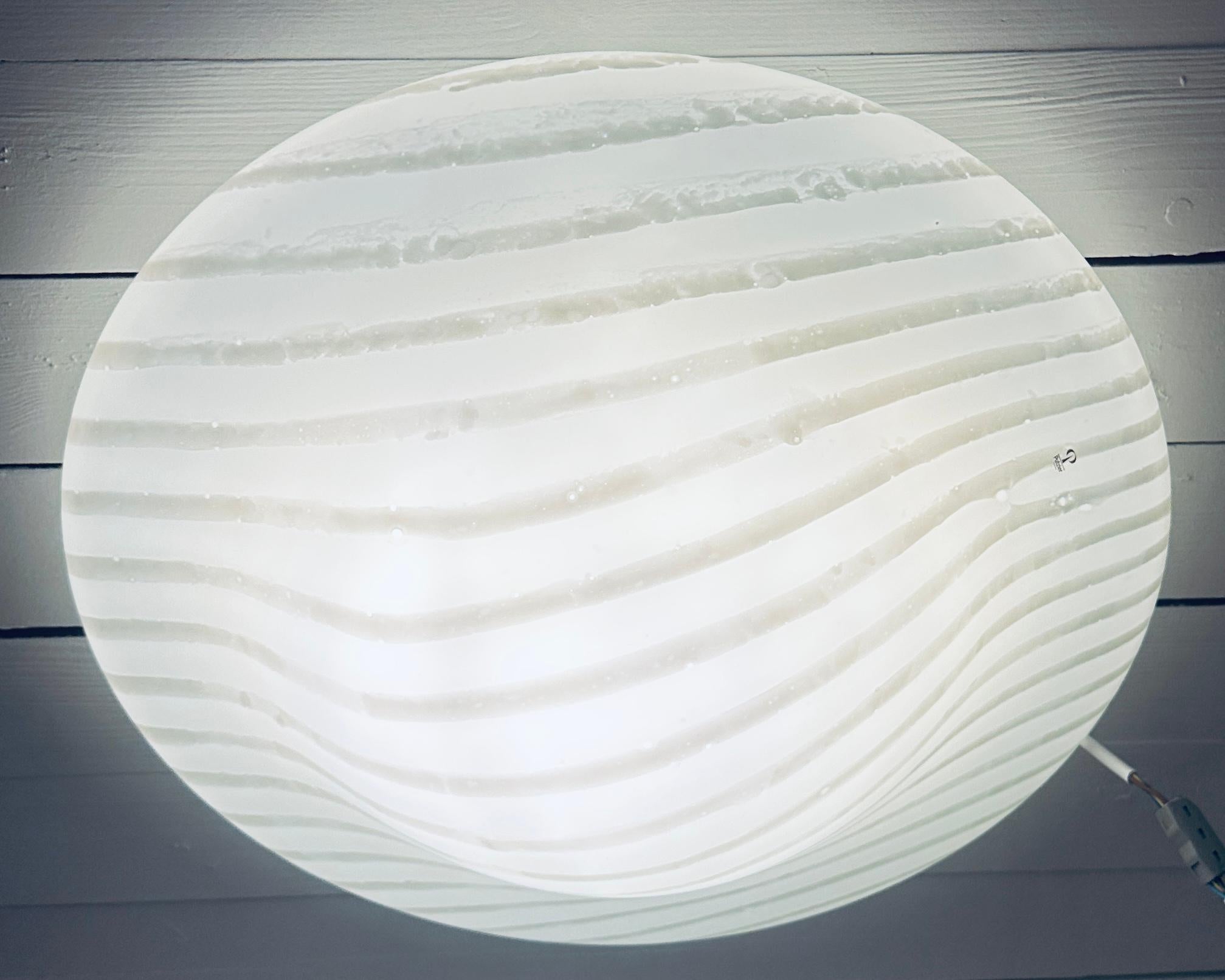 Grand plafonnier allemand Peill & Putzler des années 1970, space-age, verre opale avec un motif rayé plus clair plafonnier encastré.  L'abat-jour circulaire en verre opale rayé est fixé sur le cadre/porte-ampoule en métal laqué blanc à l'aide de