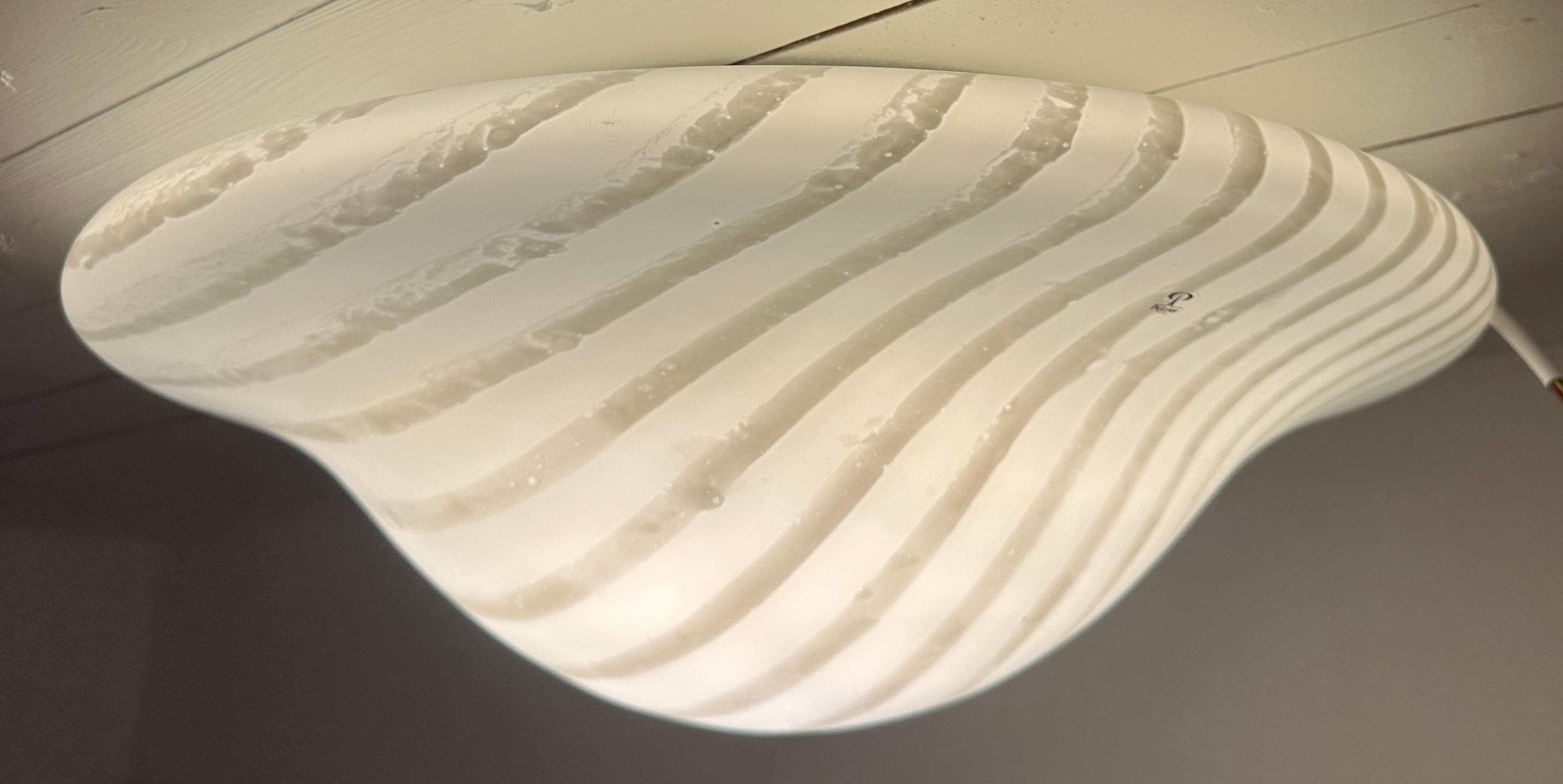 Ère spatiale Grande applique encastrée allemande Peill & Putzler des années 1970 en verre rayé opale en vente