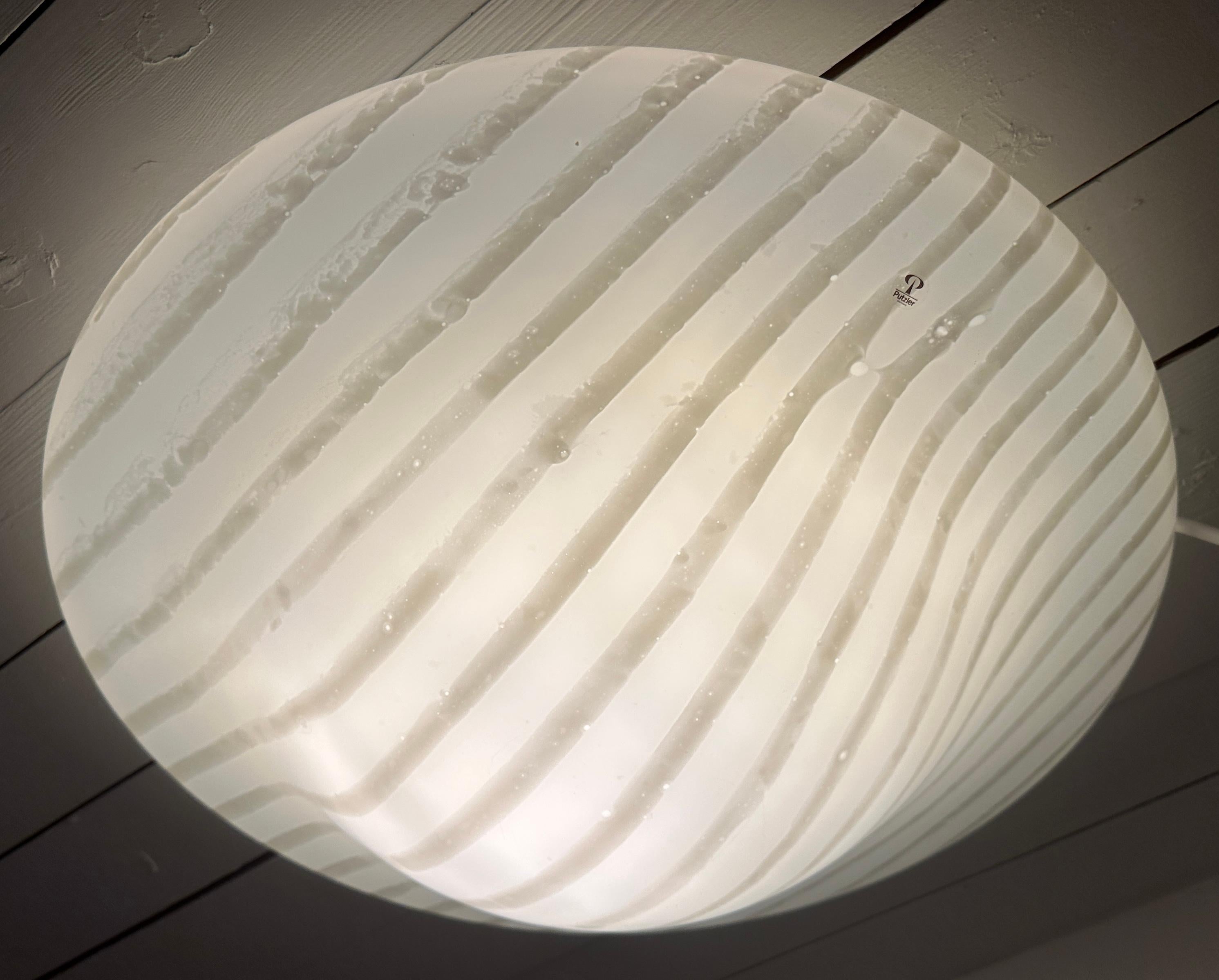 Laqué Grande applique encastrée allemande Peill & Putzler des années 1970 en verre rayé opale en vente