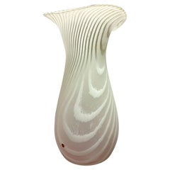 Große deutsche Piell & Putzler „Zebra“ Trompetenstreifen-Vase aus satiniertem Glas, 1970er Jahre