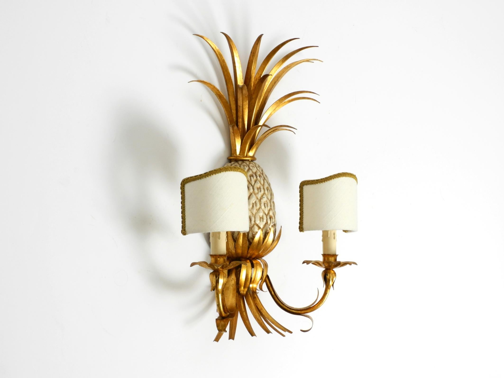 Große vergoldete Ananas Florentine Wandlampe aus Metall und Keramik aus den 1970er Jahren.
Hersteller Charles Maison Jansen. Schönes Regency-Design mit vielen Details.
Mit schönen beigen Stoffschirmen für indirektes Licht.
werden einfach auf die