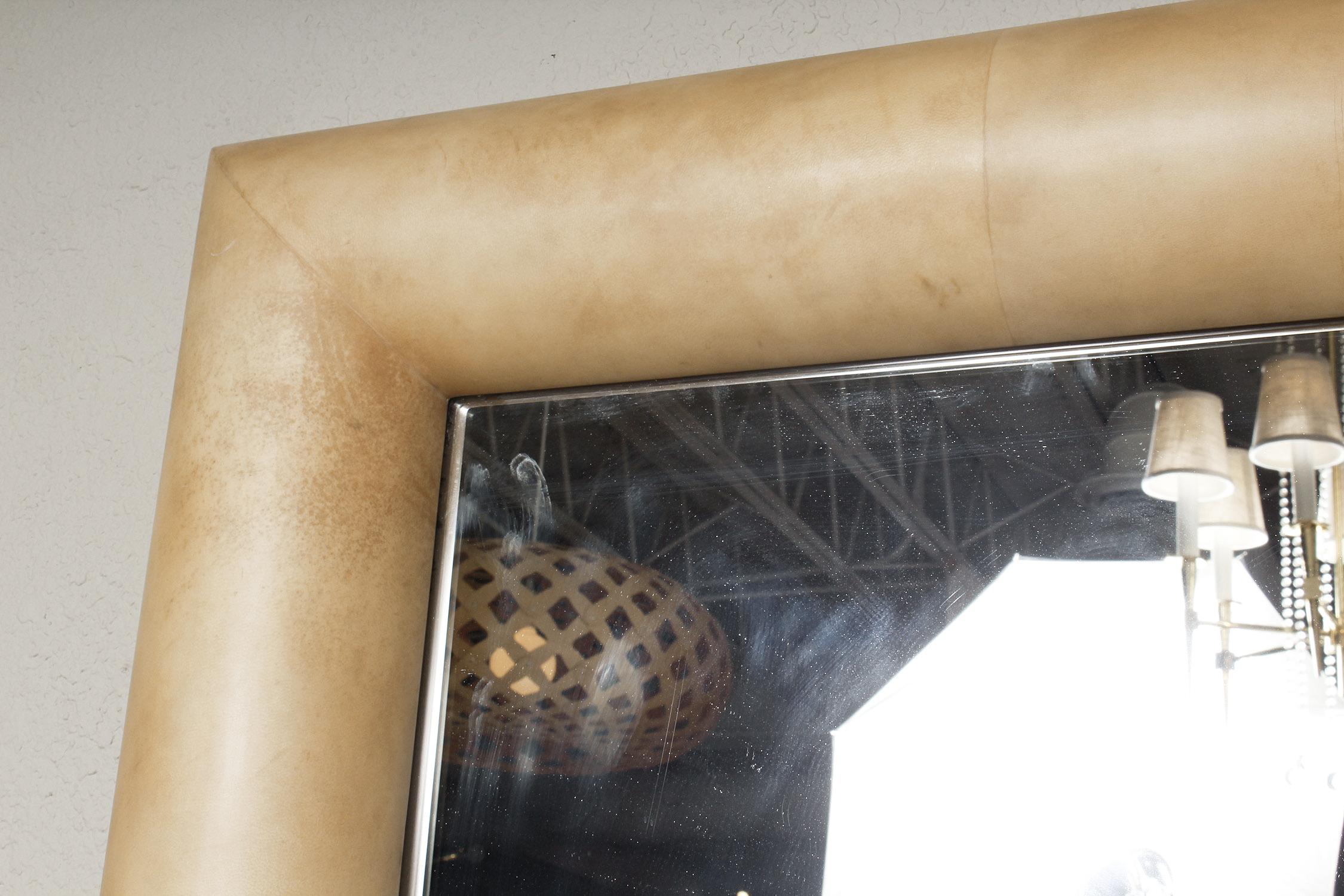Großer halber runder Spiegel aus Ziegenleder aus den 1970er Jahren in der Art von Karl Springer im Zustand „Gut“ im Angebot in North Miami, FL
