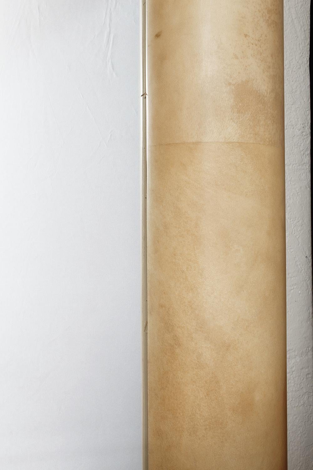 Großer halber runder Spiegel aus Ziegenleder aus den 1970er Jahren in der Art von Karl Springer im Angebot 4