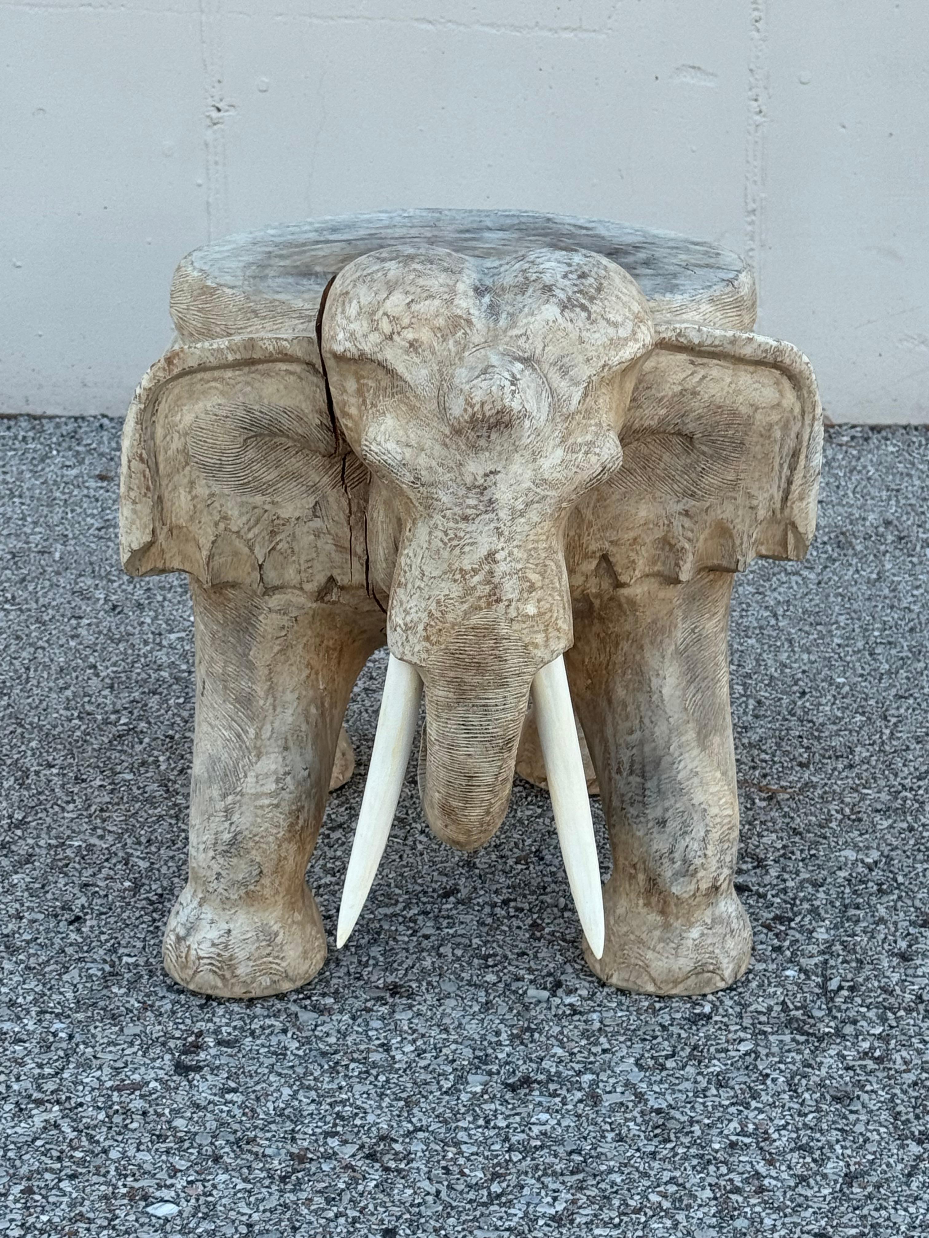 Grande scultura vintage di elefante degli anni '70 circa, ricavata da un solido pezzo di legno, può essere utilizzata come tavolino, tavolino da salotto o tavolino occasionale, supporto per piante o addirittura sgabello. Un dettaglio affascinante