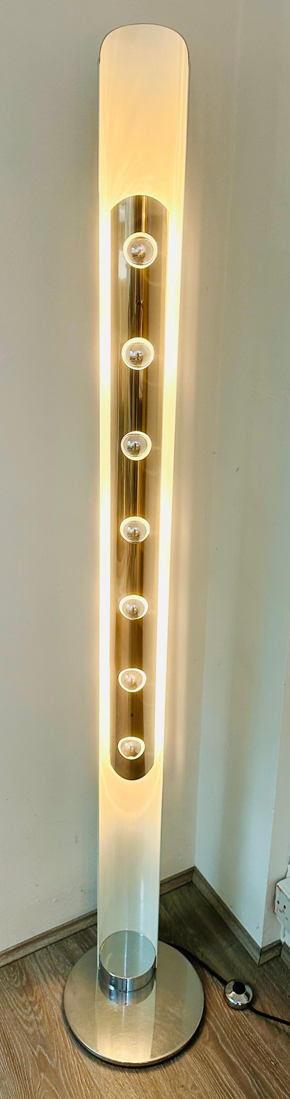 Lampadaire italien des années 1970 conçu par Enrico Tronconi et fabriqué par Tronconi.  Il s'agit de la version à sept lumières la plus imposante et la plus grande de ce modèle appelé Totem.  Un merveilleux exemple du design italien de l'ère