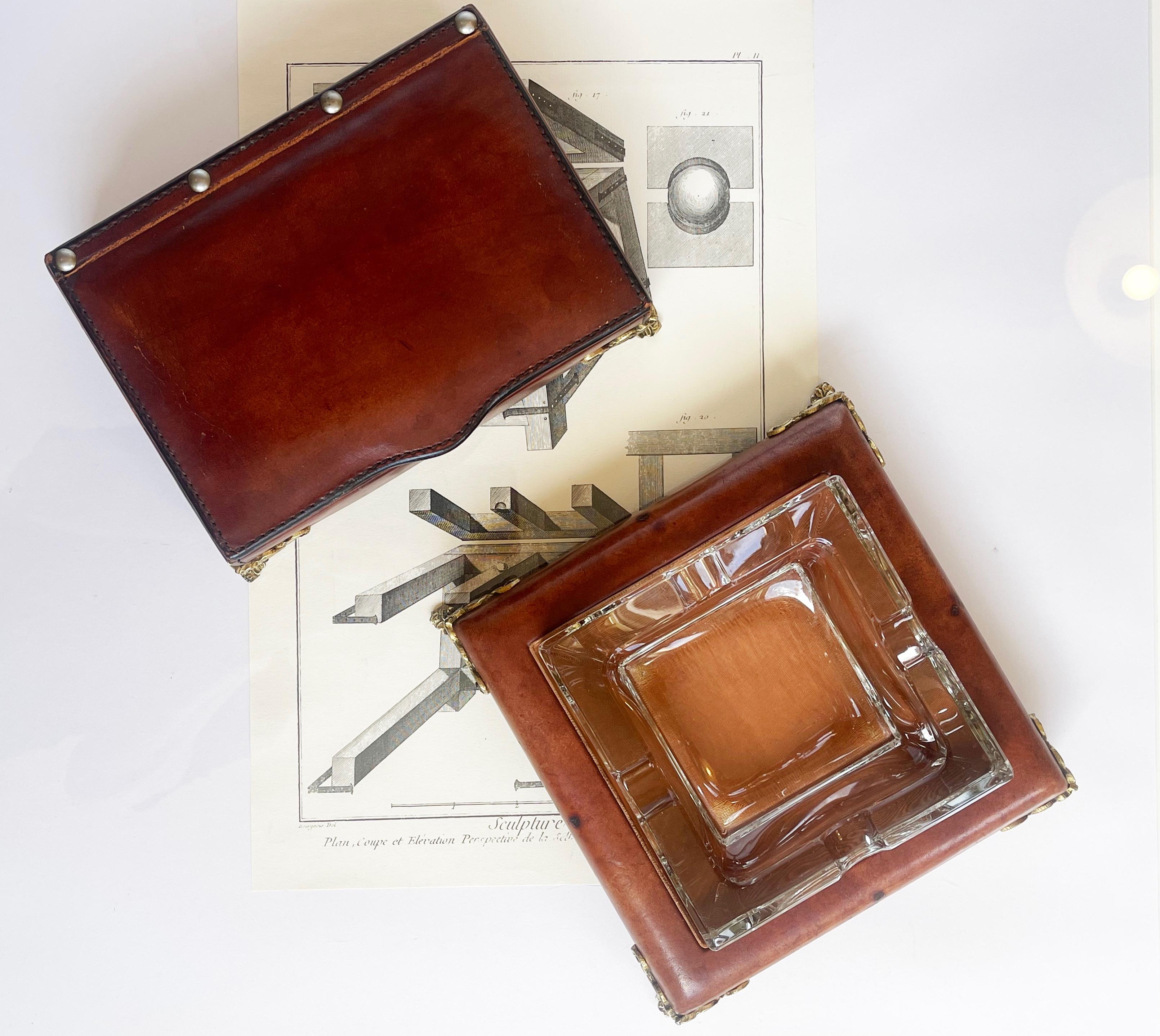 Gran juego de cenicero y caja para puros de cuero italiano de los años 70, estilo Hollywood Regency Regencia de Hollywood en venta