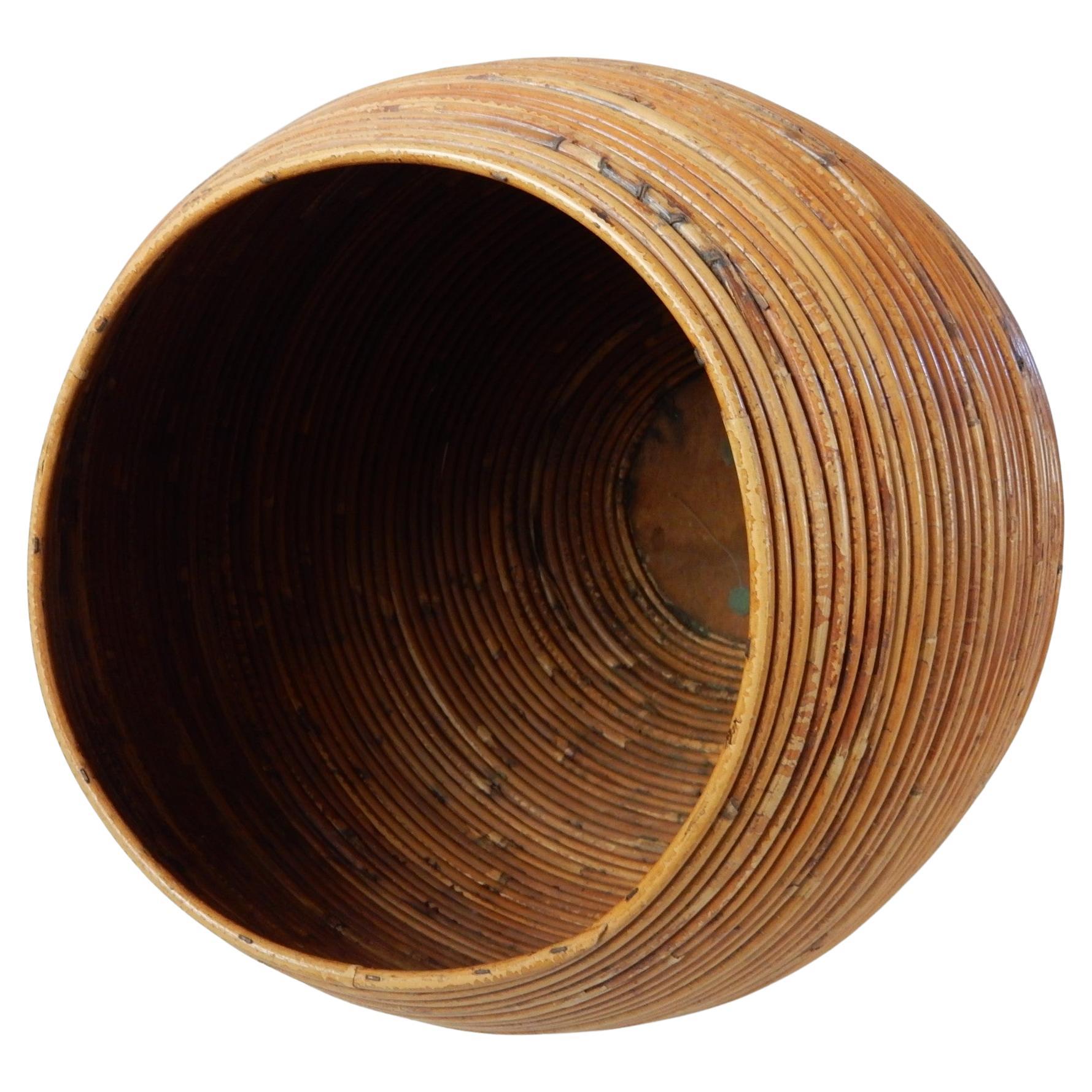 Bohème Grand panier ou vase en roseau italien des années 1970 en vente