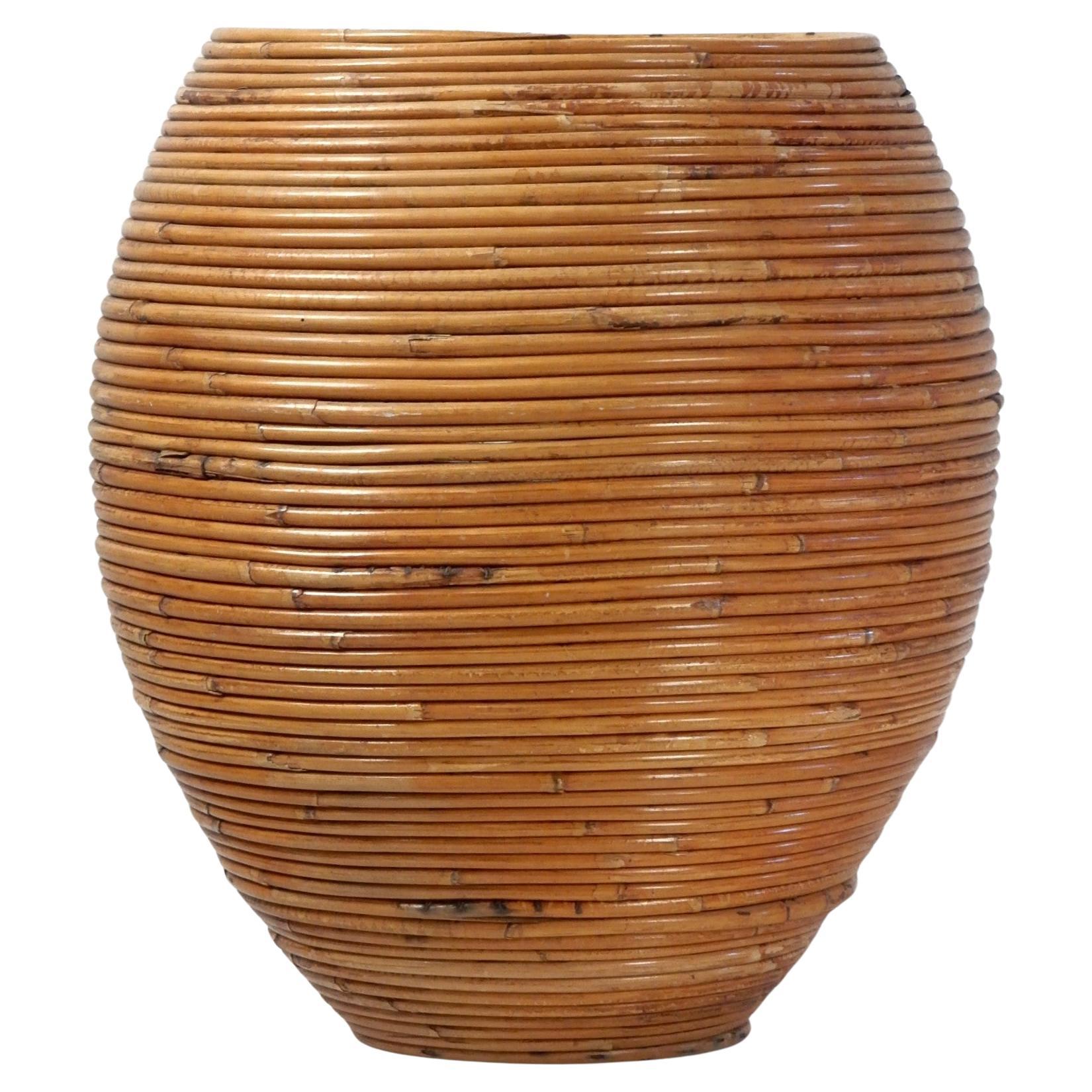 20ième siècle Grand panier ou vase en roseau italien des années 1970 en vente