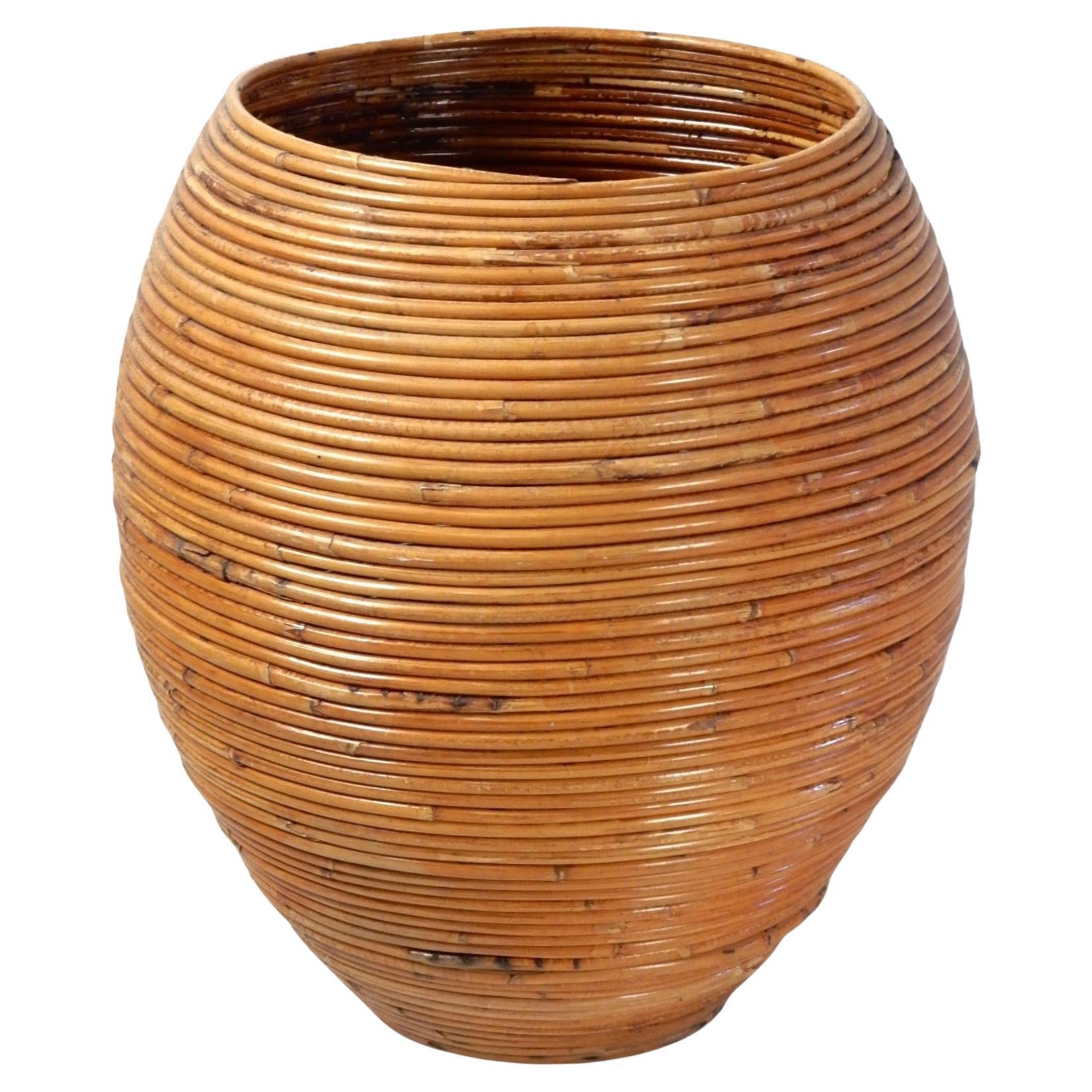 Grand panier ou vase en roseau italien des années 1970