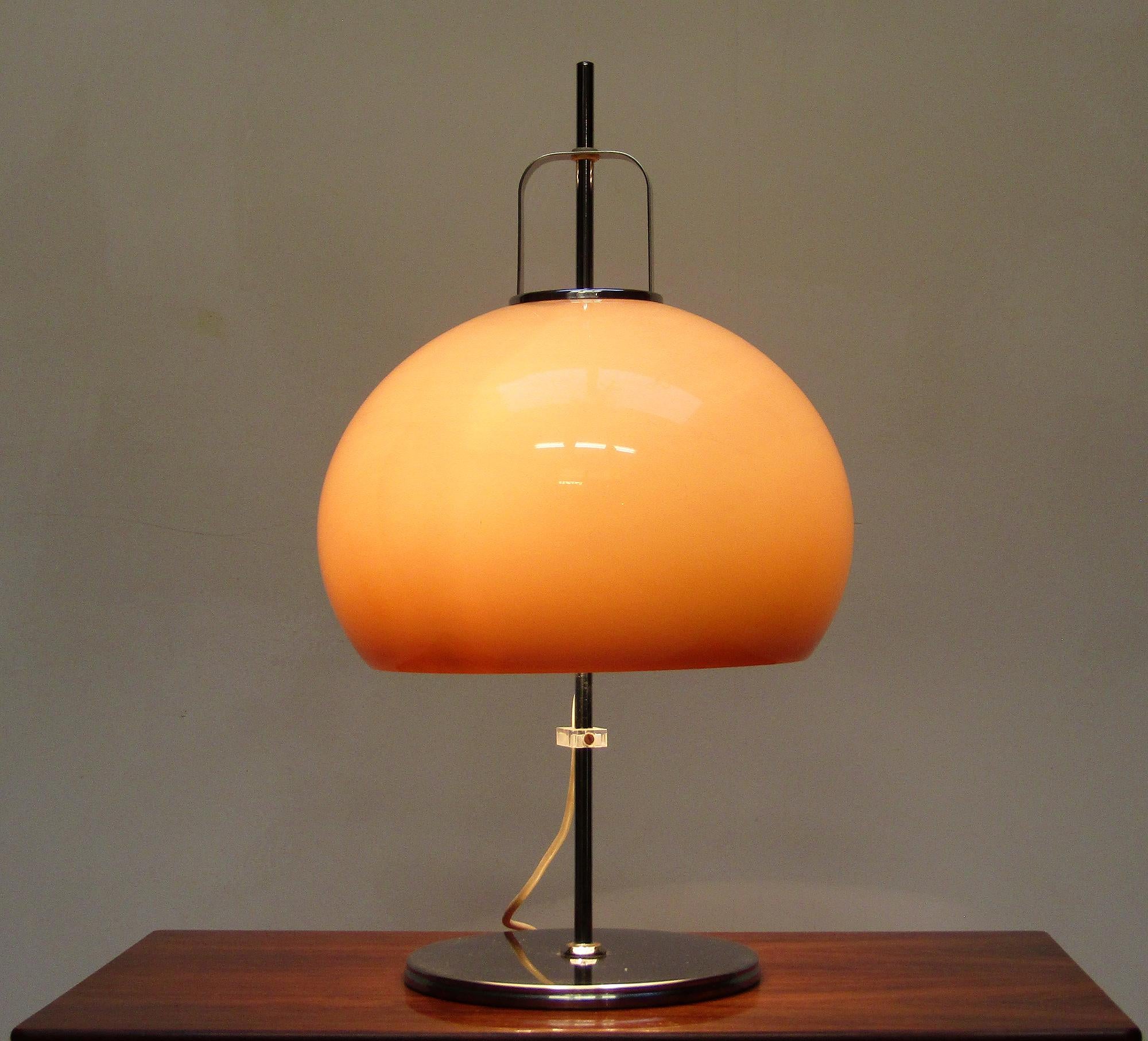 Große italienische Space Age Lucerna-Tischlampe aus den 1970er Jahren von Luigi Massoni für Guzzini (Moderne der Mitte des Jahrhunderts)