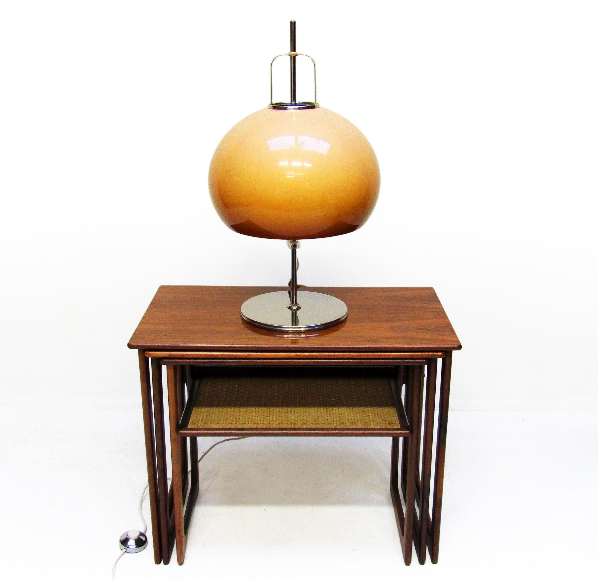 Große italienische Space Age Lucerna-Tischlampe aus den 1970er Jahren von Luigi Massoni für Guzzini (Italienisch)