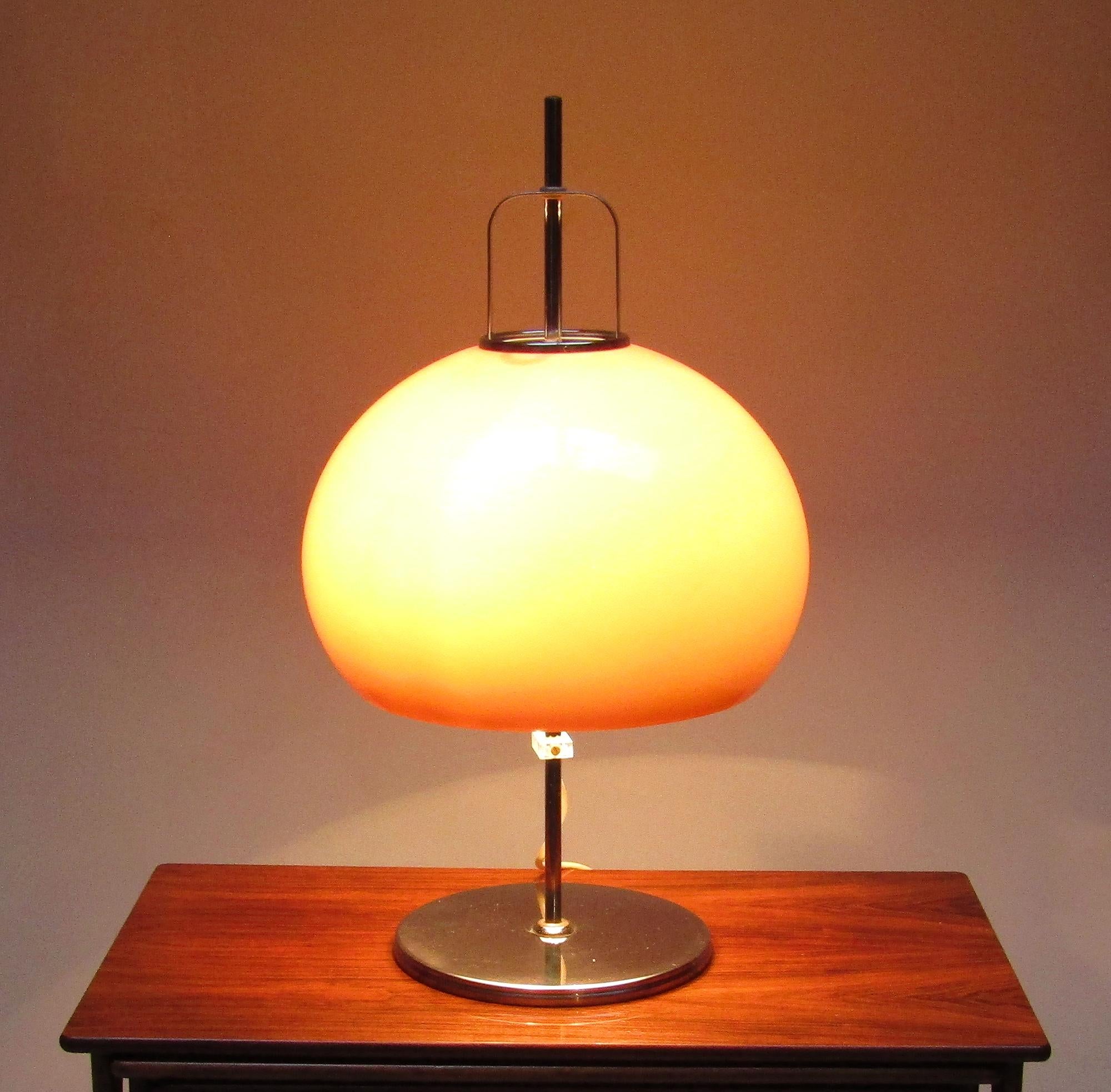 Große italienische Space Age Lucerna-Tischlampe aus den 1970er Jahren von Luigi Massoni für Guzzini im Zustand „Gut“ in Shepperton, Surrey