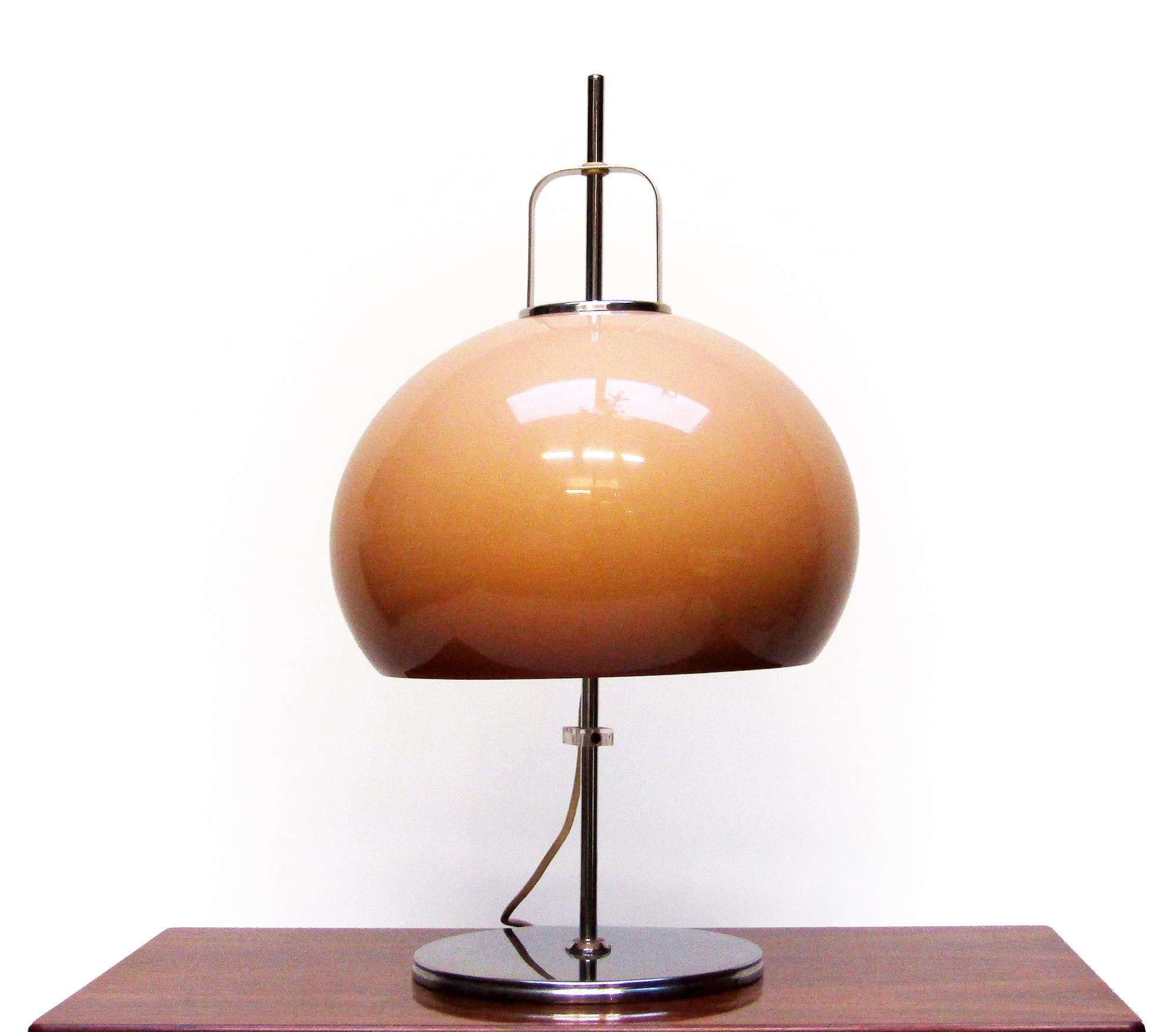 Große italienische Space Age Lucerna-Tischlampe aus den 1970er Jahren von Luigi Massoni für Guzzini (20. Jahrhundert)