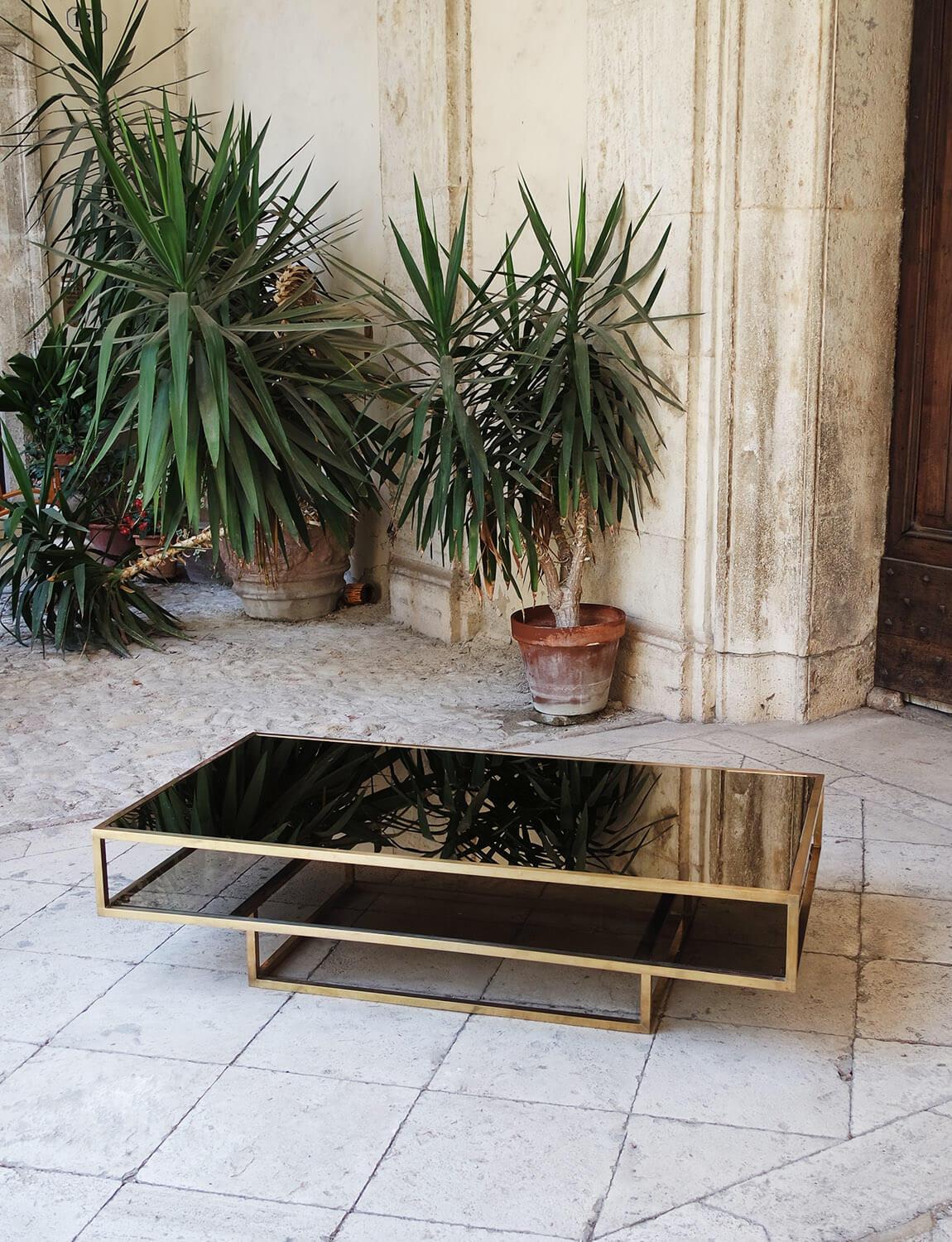 Exceptional 1970s Italian coffee with amber coloured mirror top and a beautifully designed aged brass frame. This wonderfully designed piece has a plain glass shelf below the mirrored top for storing books. The brass is beautifully aged and the