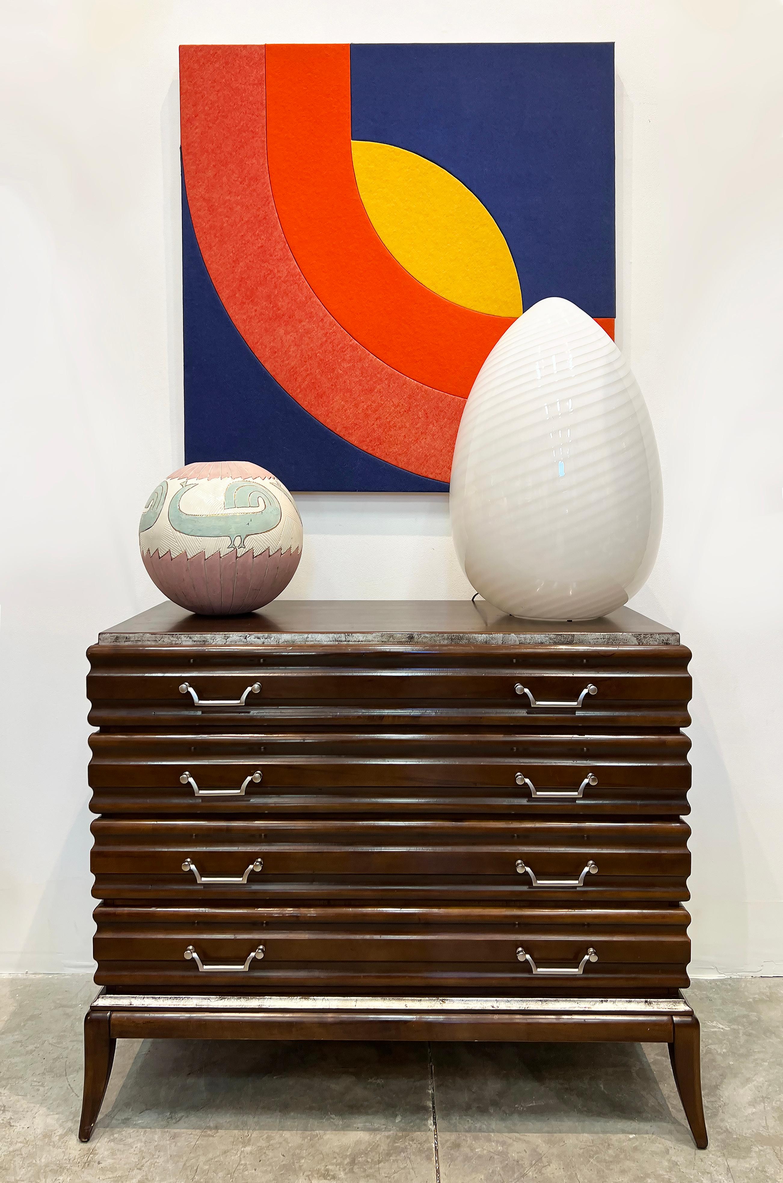 Großes Wandbehang aus Textilkunst, Mod Op Art, 1970er Jahre, signiert Fabregas '74   

Zum Verkauf angeboten wird eine große 1970er Mod Op Art Textil Wandbehang in kräftigen Farben in Filz erstellt. Das Stück ist verso mit Fabregas '74 signiert und