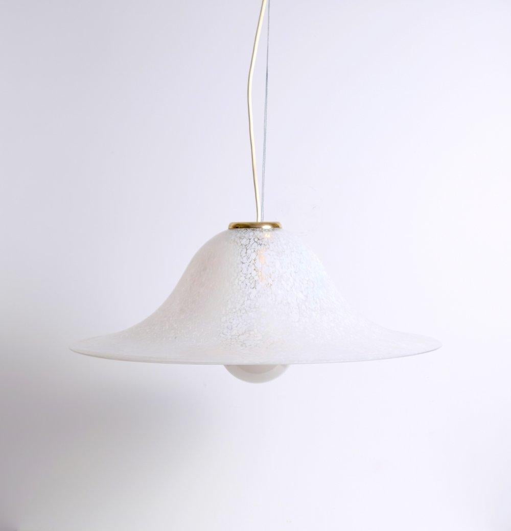 Superbe grand lustre de Murano. Magnifique verre opale blanc tacheté avec des garnitures en laiton. Une ampoule incandescente à culot moyen E-26 Edison de 60 à 100 watts est recommandée, ou une ampoule plus puissante si elle est à