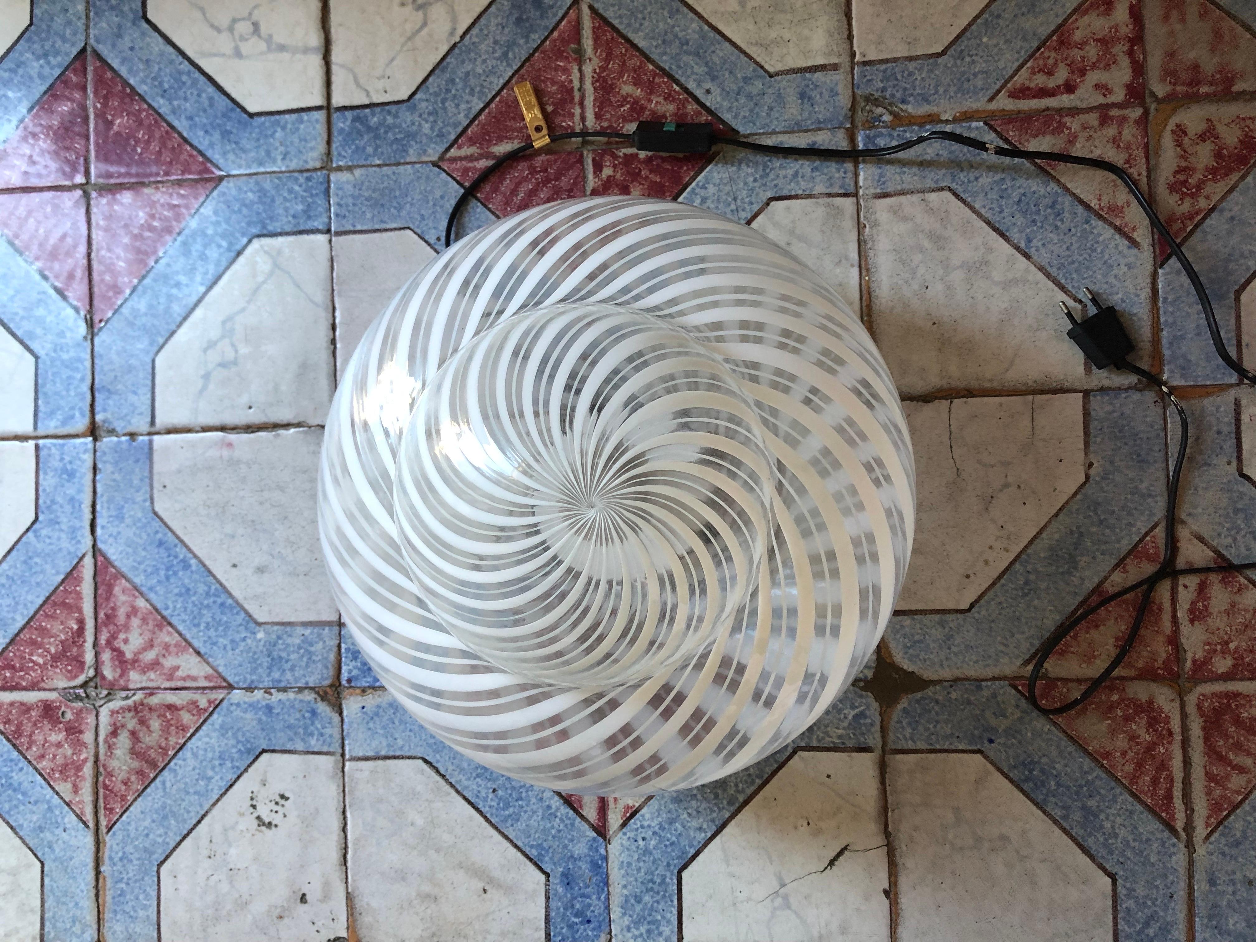 Large 1970s Murano Glass Table Light by F.Fabbian in White Swirl In Good Condition For Sale In Palermo, PA