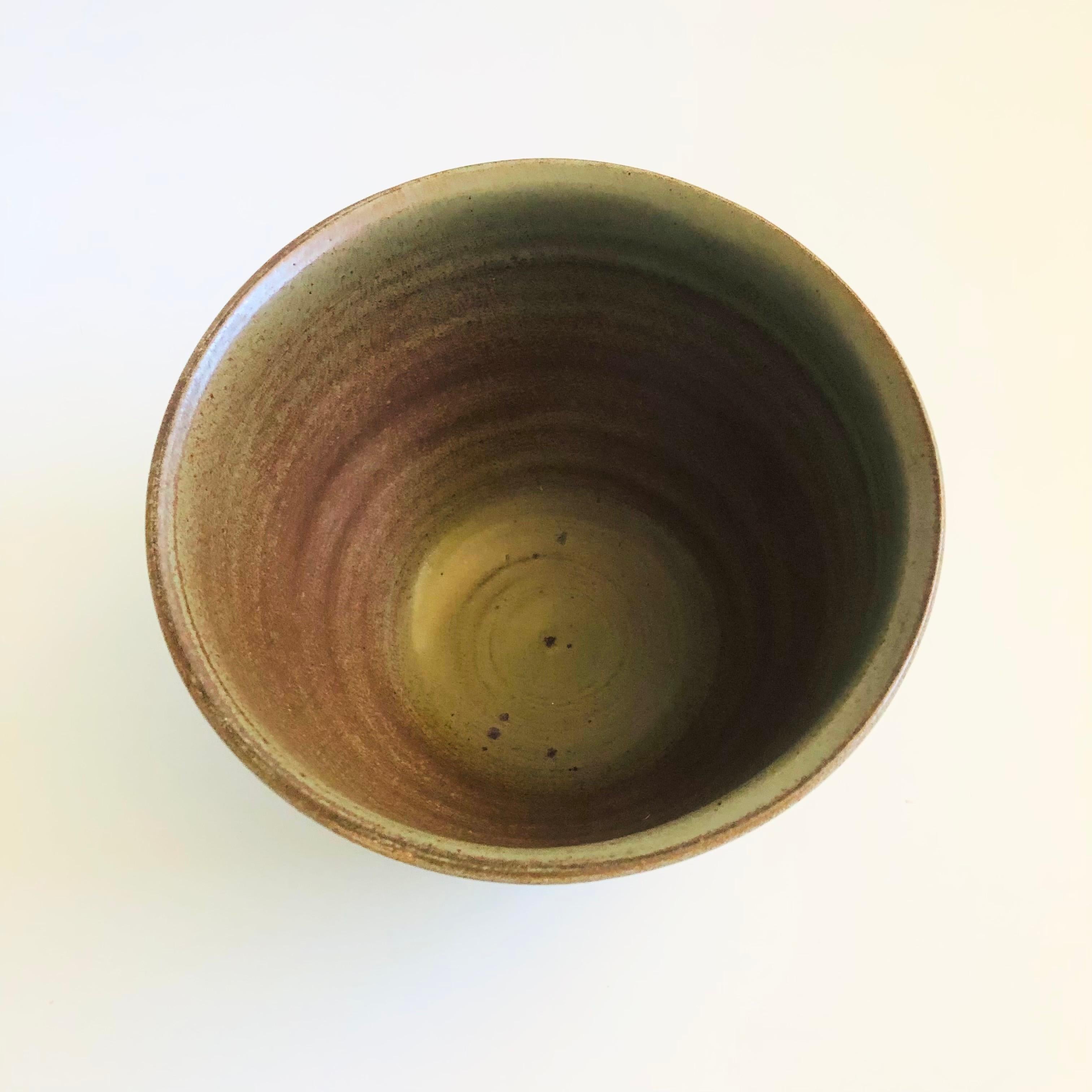Un grand bol vintage en poterie de studio. Glaçure extérieure grise avec un intérieur marron contrasté. Les côtés sont décorés de personnages nus peints à la main en bleu - 2 hommes et 2 femmes. Signé sur la base et daté de 1978. 

