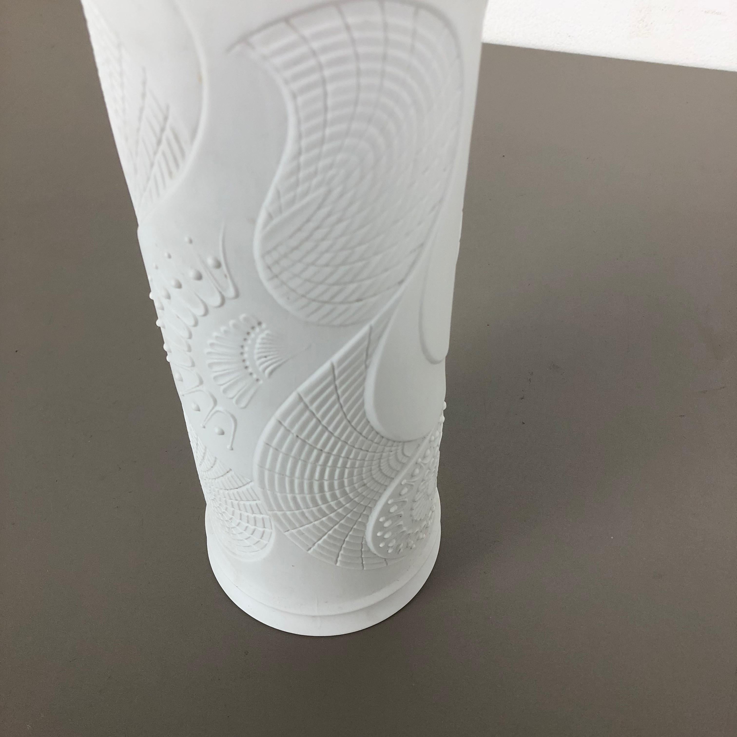 Große deutsche Vase aus Biskuitporzellan von OP Art aus den 1970er Jahren, hergestellt von AK Kaiser, Deutschland im Angebot 2