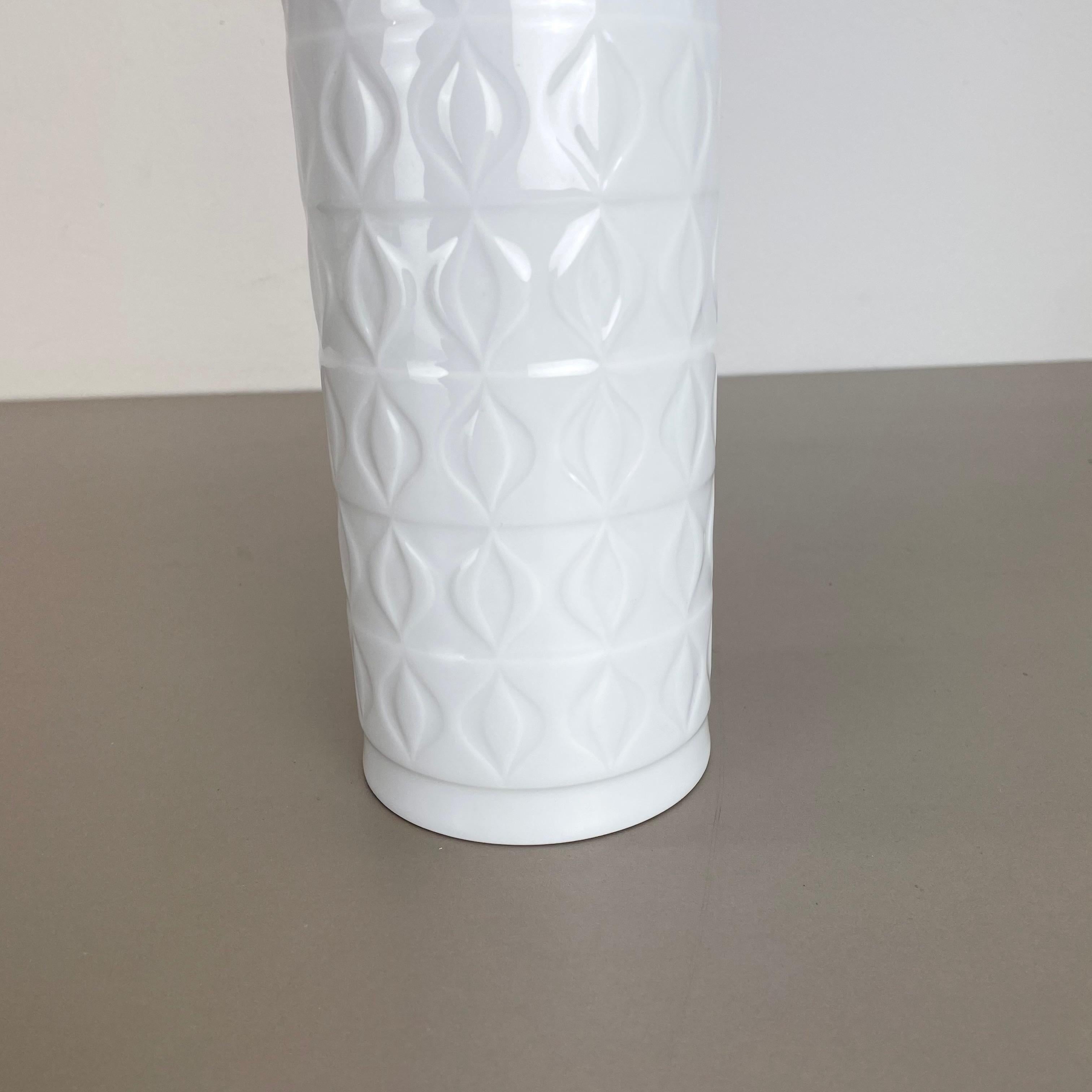 Grand vase allemand en porcelaine biscuit OP Art des années 1970 fabriqué par AK Kaiser, Allemagne Bon état - En vente à Kirchlengern, DE