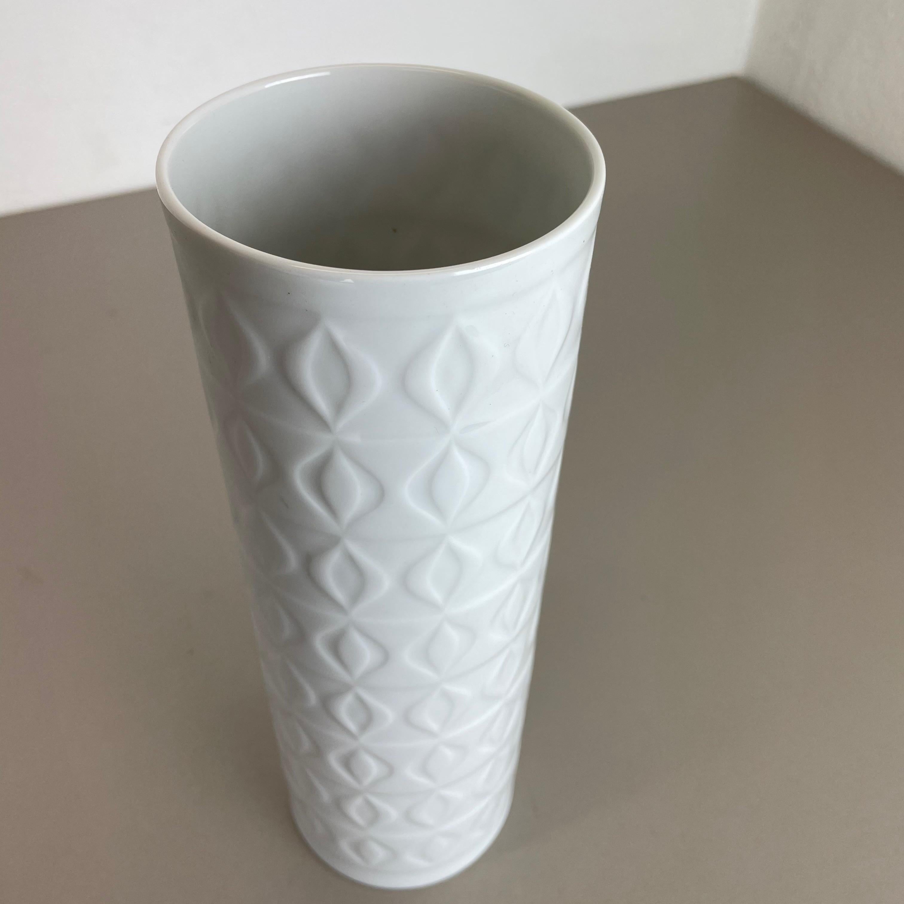 Large 1970s OP Art Biscuit Porcelain German Vase Made by AK Kaiser, Germany In Good Condition For Sale In Kirchlengern, DE