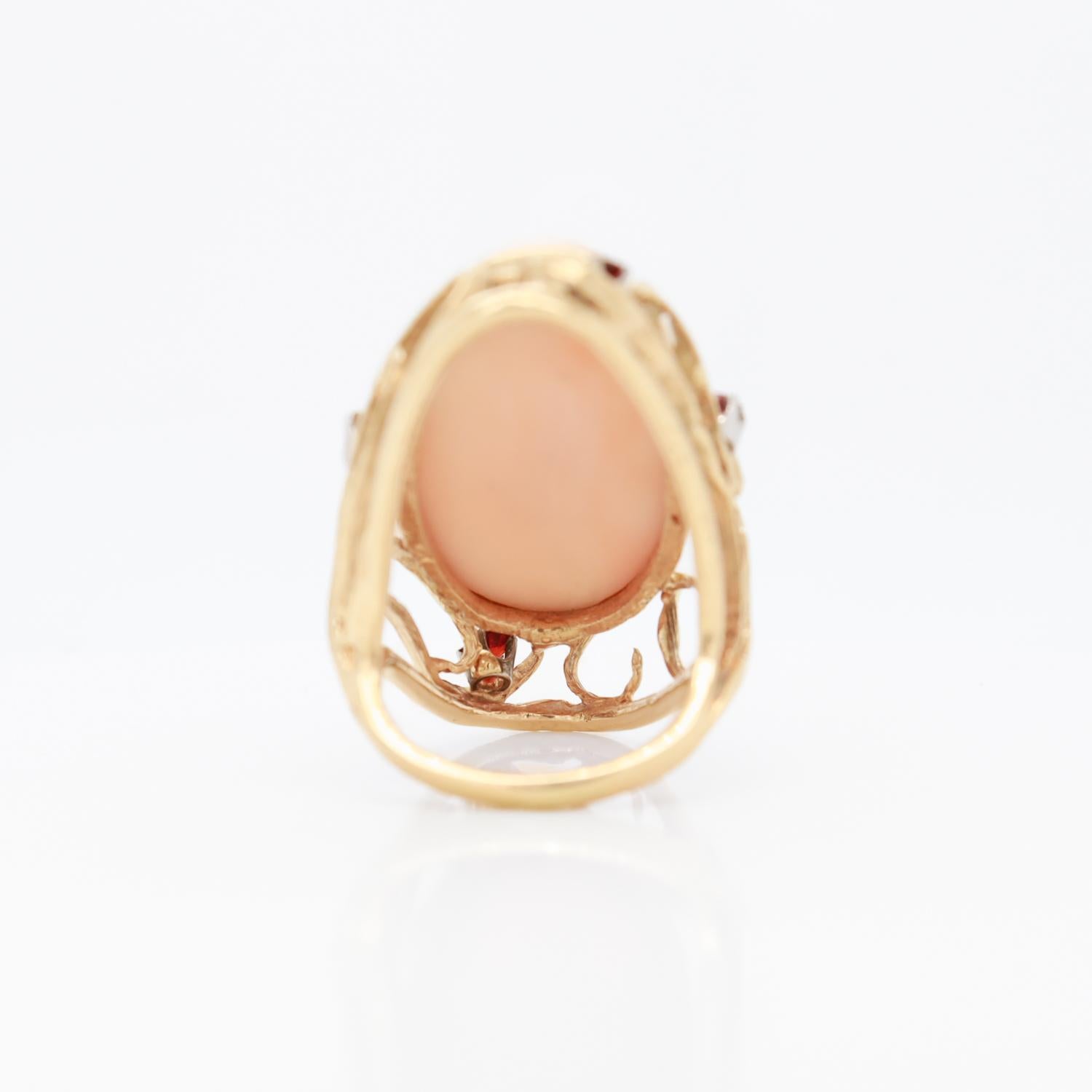 Large 1970s Sculptural 14k Gold, Coral, & Garnet Gemstone Cocktail Ring For Sale 3