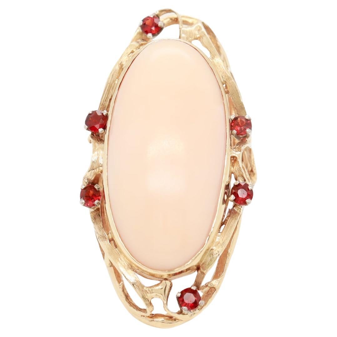 Großer 1970er Jahre skulpturale 14k Gold, Koralle, & Granat Edelstein Cocktail Ring