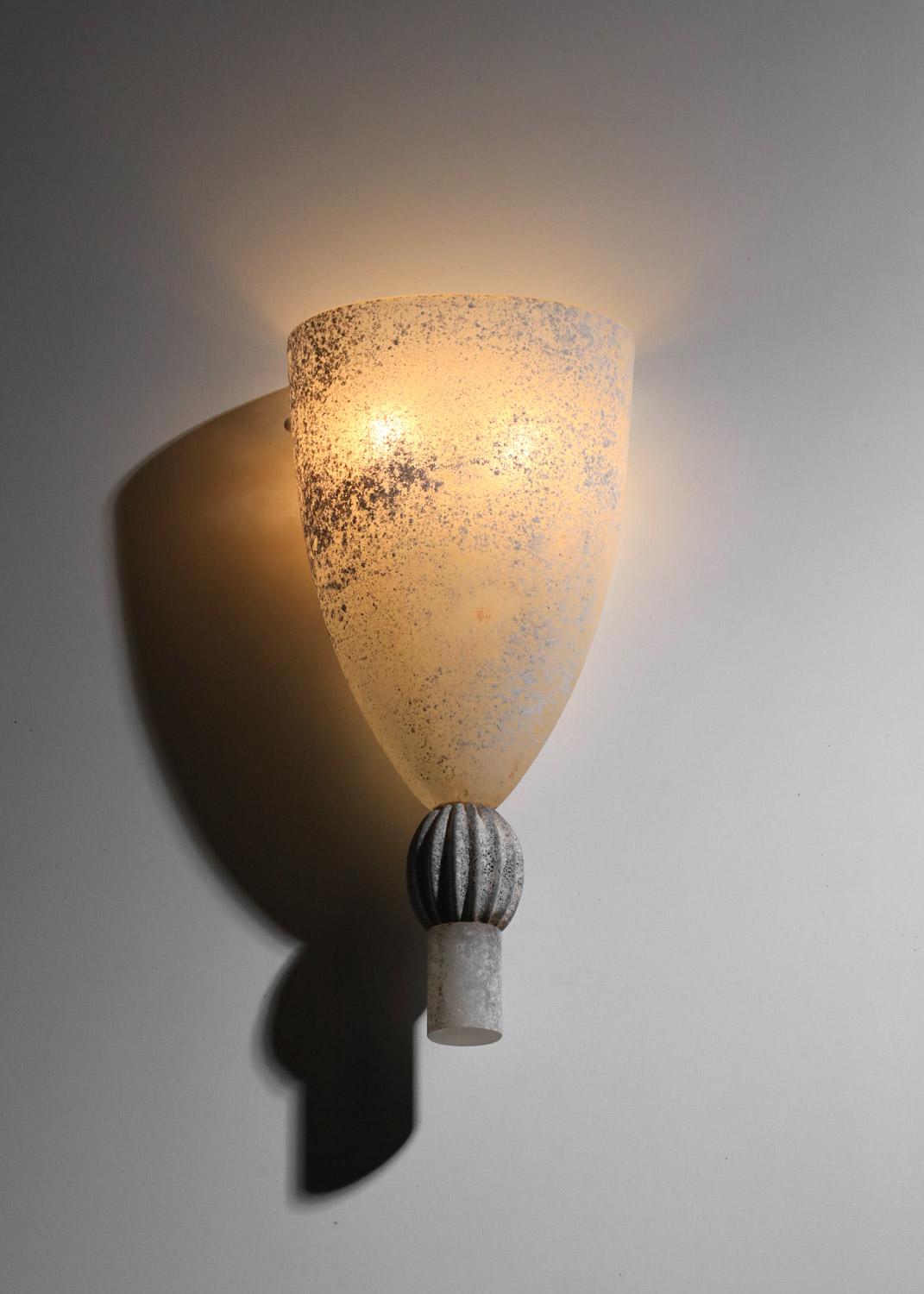 Große italienische Wandleuchte aus den 1970er Jahren vom venezianischen Hersteller Seguso. Vollständig aus weißem Murano-Mattglas gefertigt. Einfaches und sehr dekoratives Design. Sehr guter Vintage-Zustand, mit leichten Alters- und Gebrauchsspuren