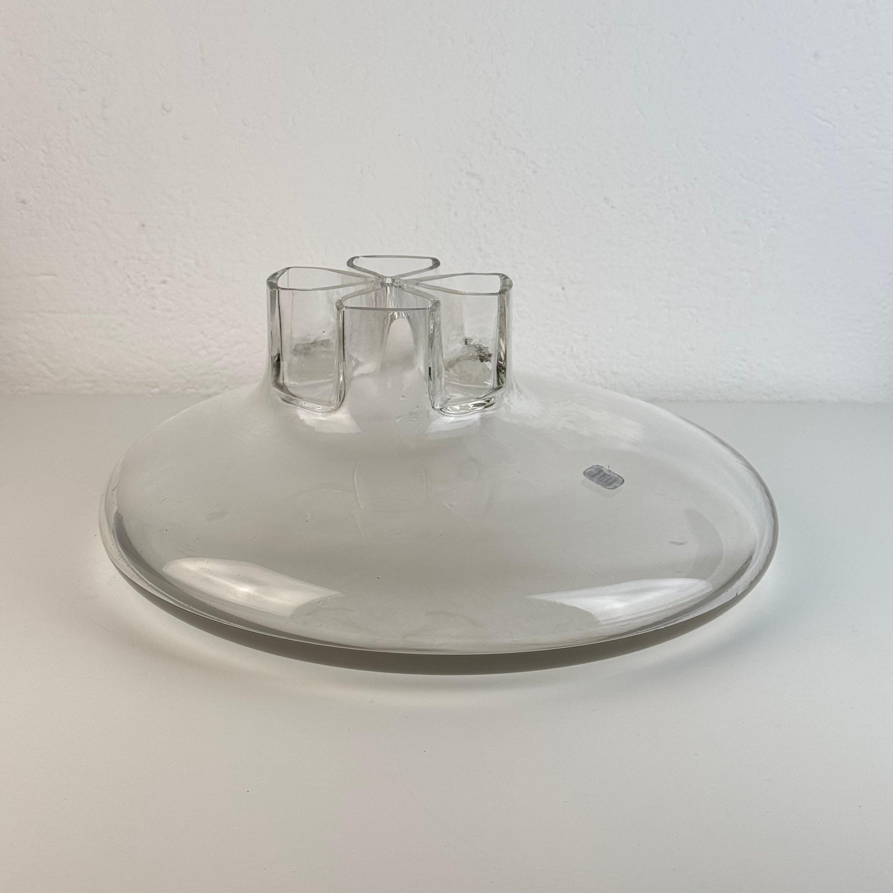 Beautiful and impressive hand-blown glass flower vase designed by Alfredo Barbini for Barbini, made in the 1970s and signed on the base. A sculptural presence, entirely executed in clear “vetro sonoro”, where transparency becomes form and light