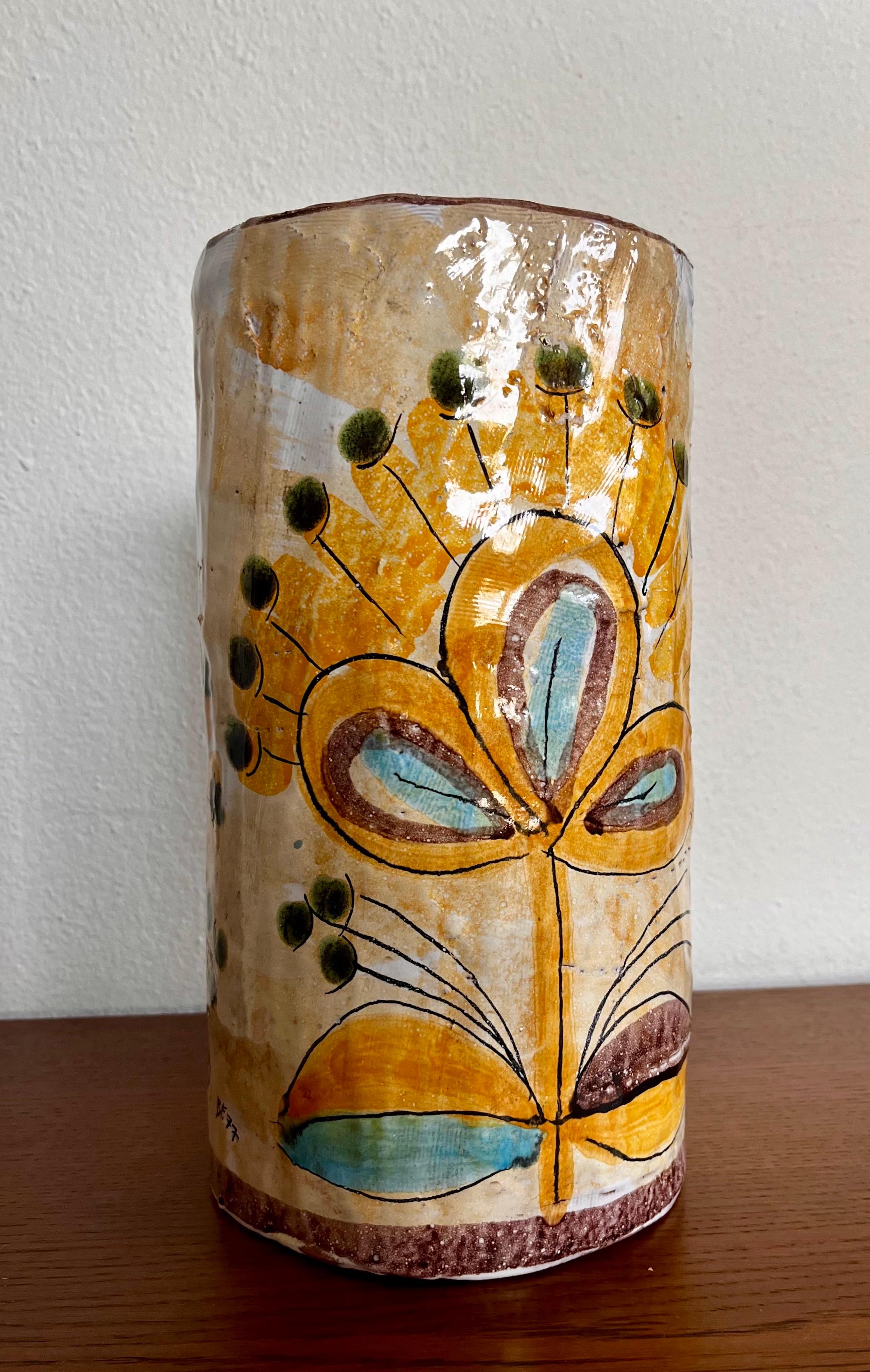 Large signed Mid-Century Modern studio pottery italian style ceramic vase. Signed and date by the artist, BF 77. 
Features a brutalist inspired design with hand-painted floral motives and a textured glazed finished interior. 
In an excellent