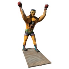 Grande sculpture espagnole de boxeur sur fond de foire en résine peinte à la main des années 1970 avec scoreboard