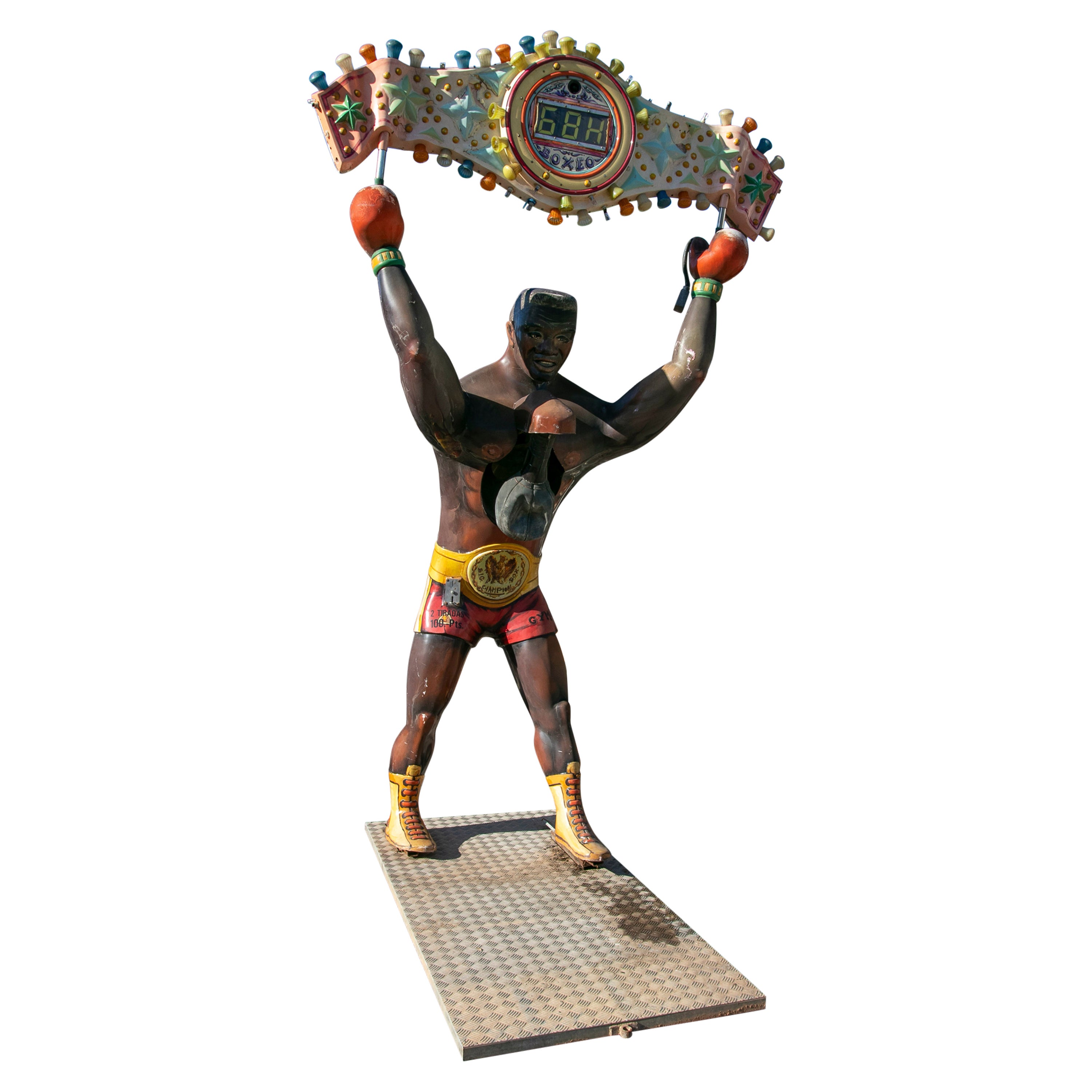 Grande sculpture espagnole de boxeur sur fond de foire en résine peinte à la main des années 1970 avec scoreboard en vente
