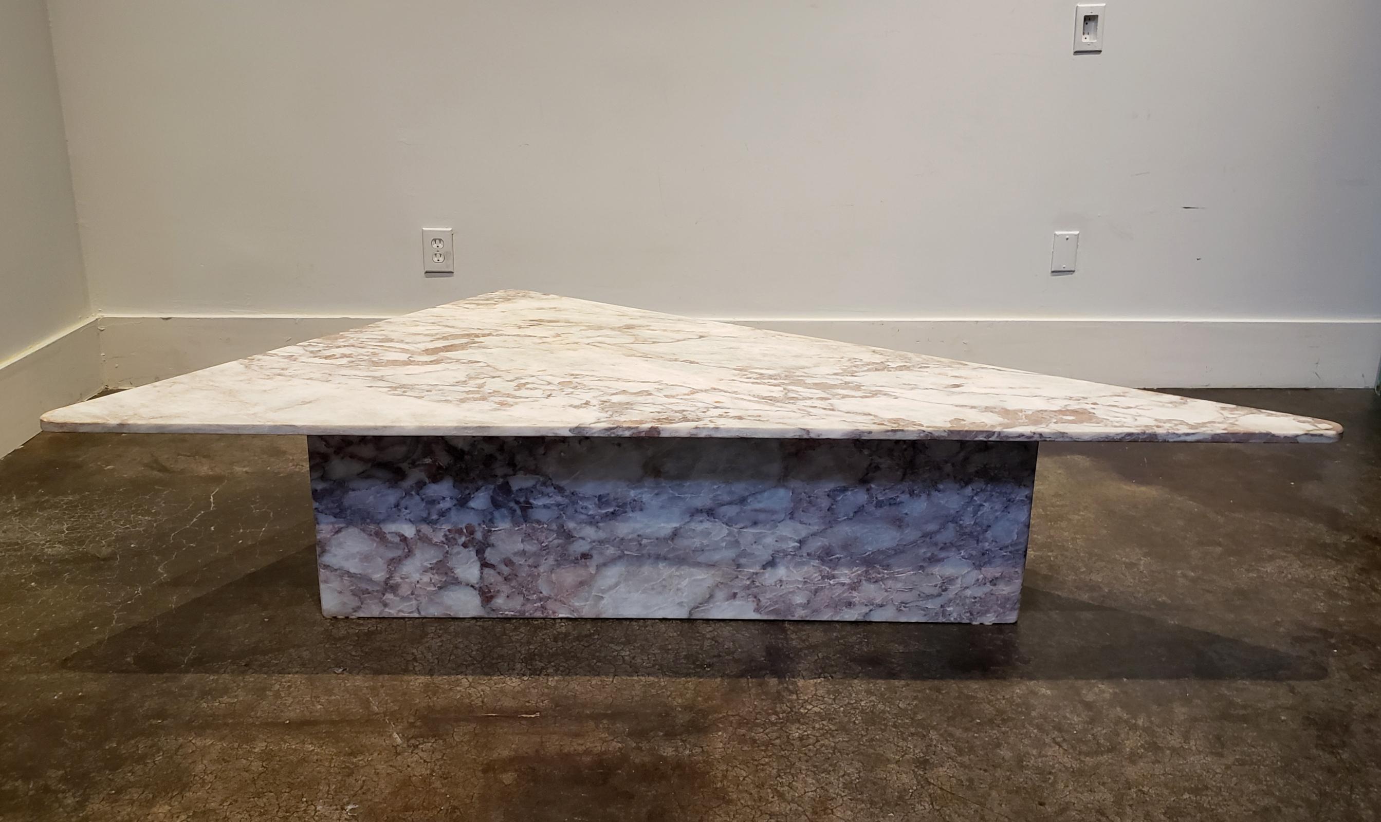 1970s Italian coffee table, beautiful white marble with pinkish gray veins. Unique triangular shape with rounded edges.

Triangular top measures 81.5 x 44.5 x 69