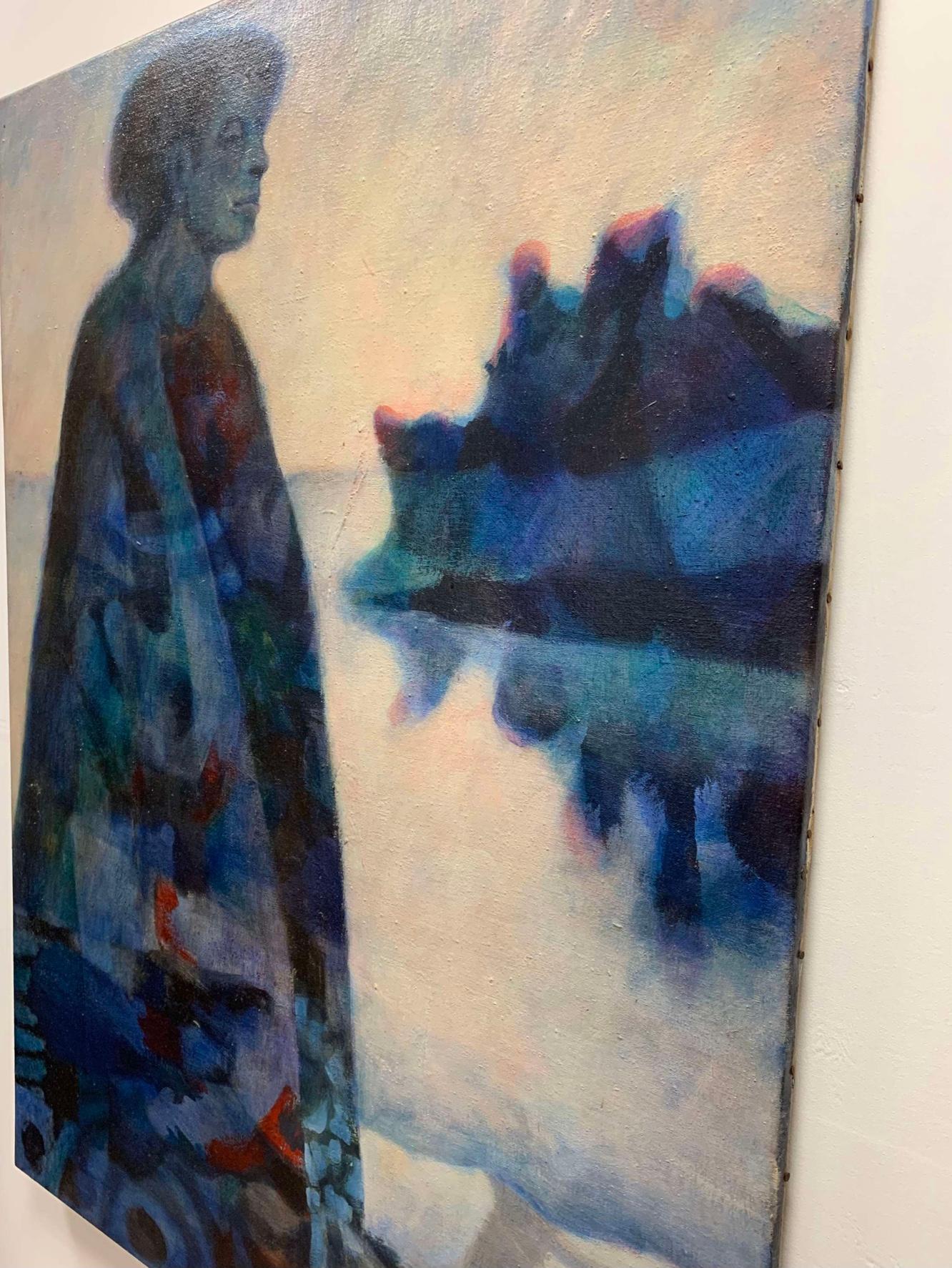 Un impressionante dipinto a tecnica mista ad olio e acrilico su larga scala (senza cornice) dell'artista sudafricano Cyril Fradan. 
Il soggetto è un'imponente figura di uomo che indossa un lungo mantello con motivi astratti, in piedi su una costa