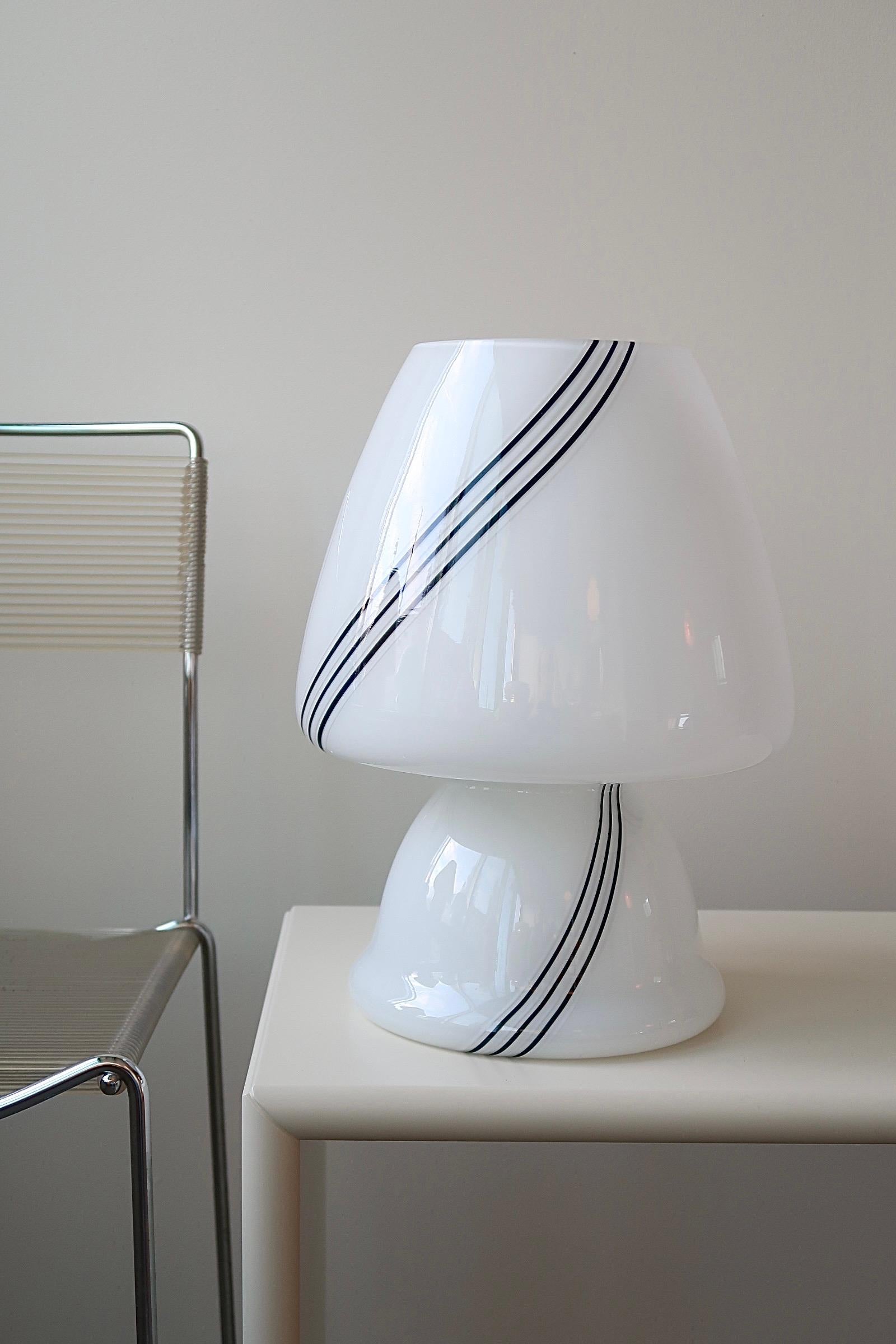 Vintage Murano mushroom table lamp in a large size. Mouth-blown in white glass with a dark swirl. Handmade in Italy, 1970s, and comes with new white cord.

H:39cm D:26cm.