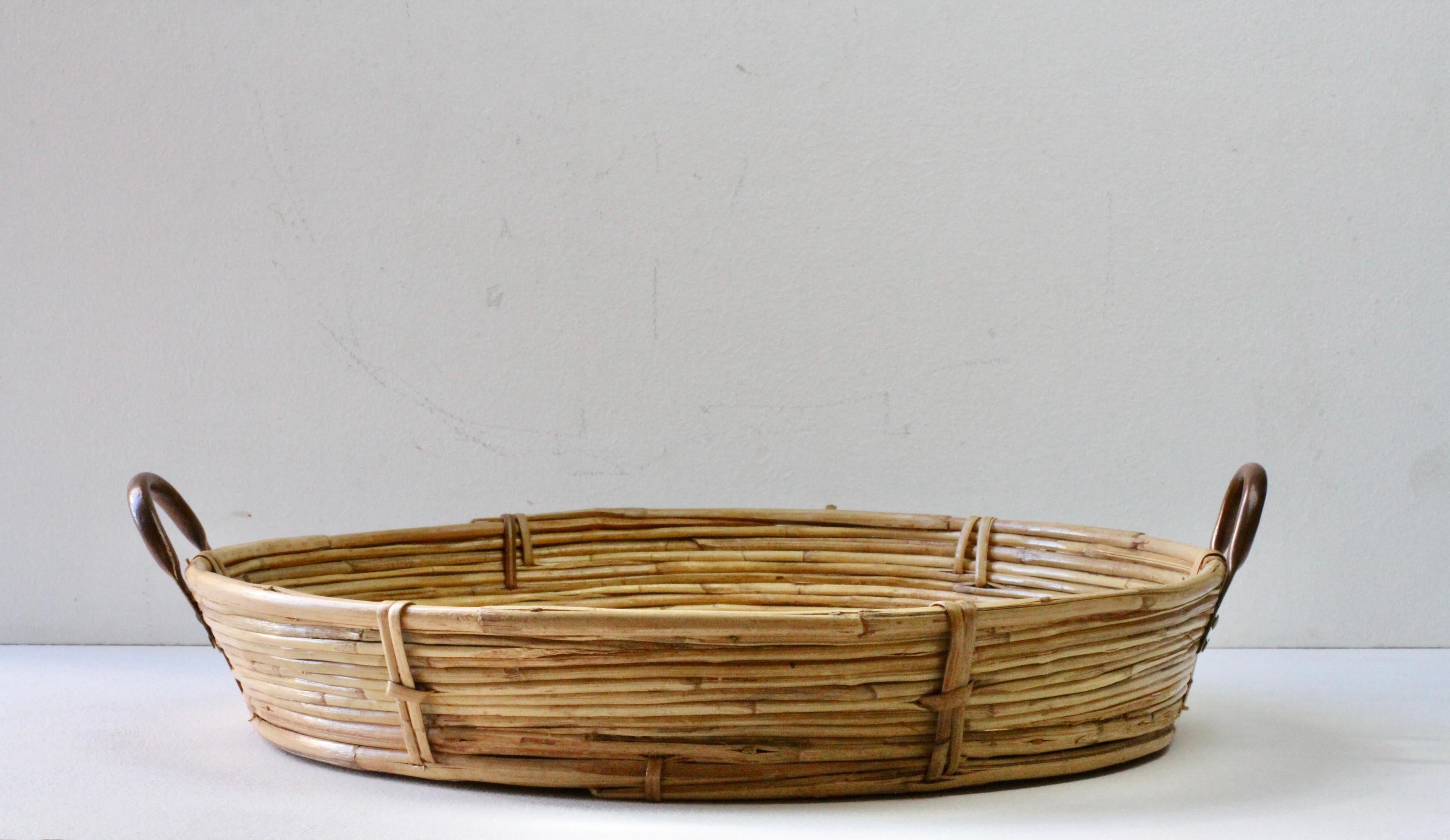 Hollywood Regency Grande vassoio da portata in ottone, bambù e rattan, del 1970, d'epoca del Midcentury Modern italiano in vendita