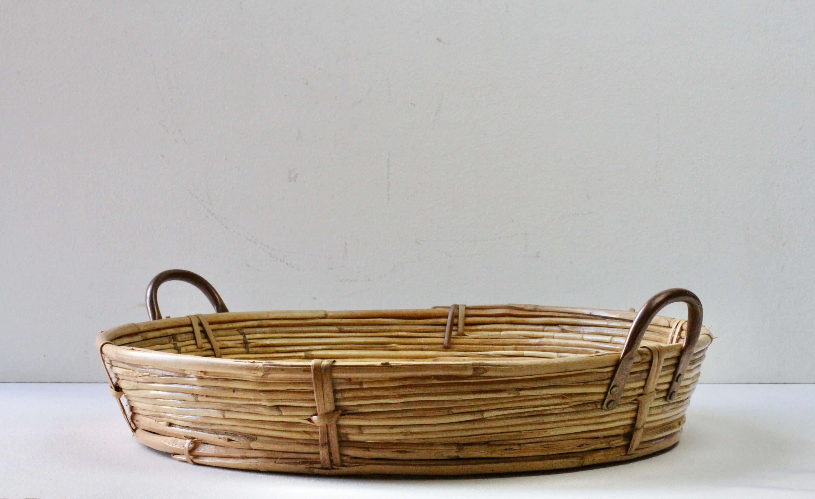 Italiano Grande vassoio da portata in ottone, bambù e rattan, del 1970, d'epoca del Midcentury Modern italiano in vendita